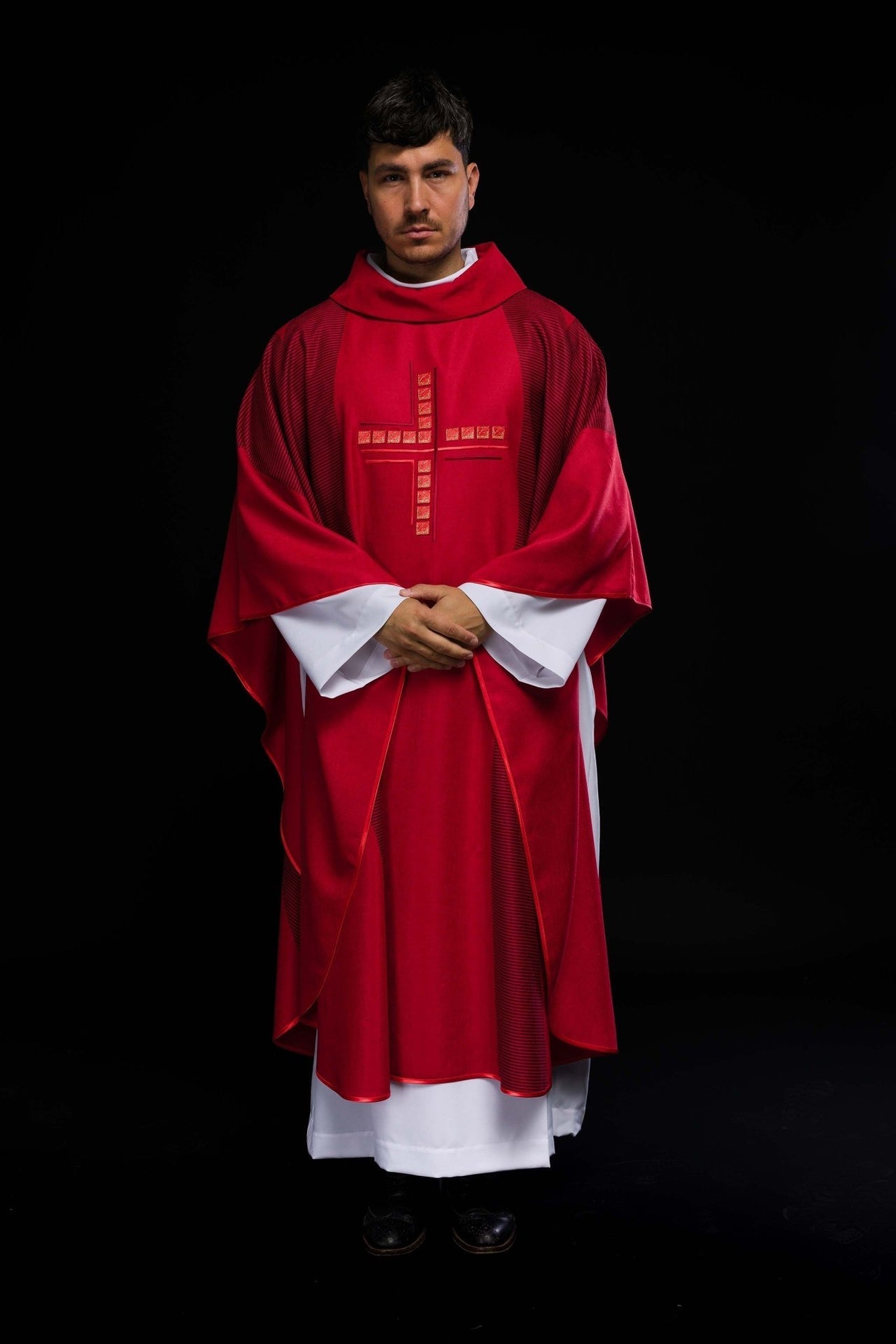 Ornat Czerwony z Haftowanym Krzyżem - Elegancki Strój Liturgiczny - SZATYLITURGICZNE.PL