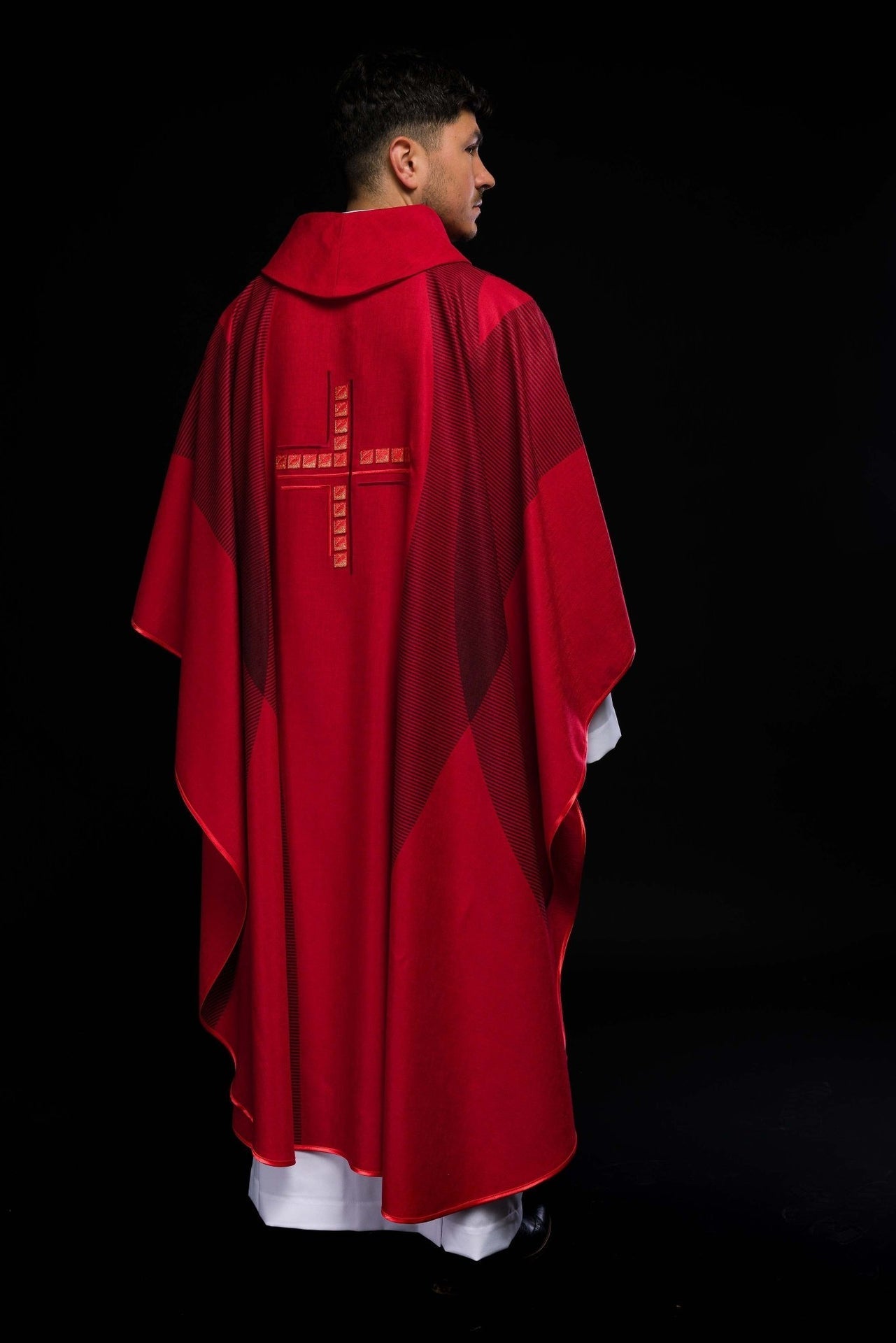 Ornat Czerwony z Haftowanym Krzyżem - Elegancki Strój Liturgiczny - SZATYLITURGICZNE.PL