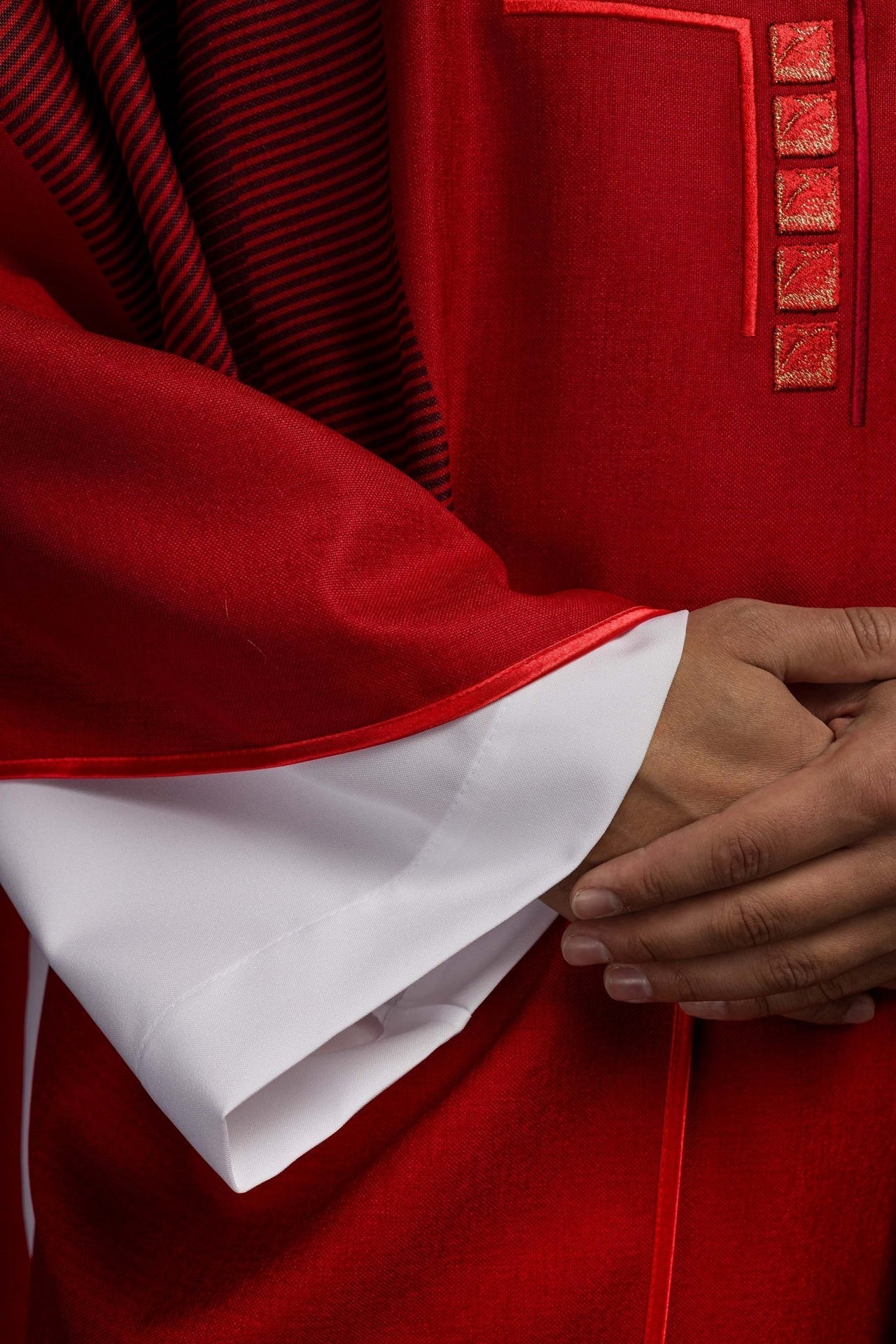 Ornat Czerwony z Haftowanym Krzyżem - Elegancki Strój Liturgiczny - SZATYLITURGICZNE.PL