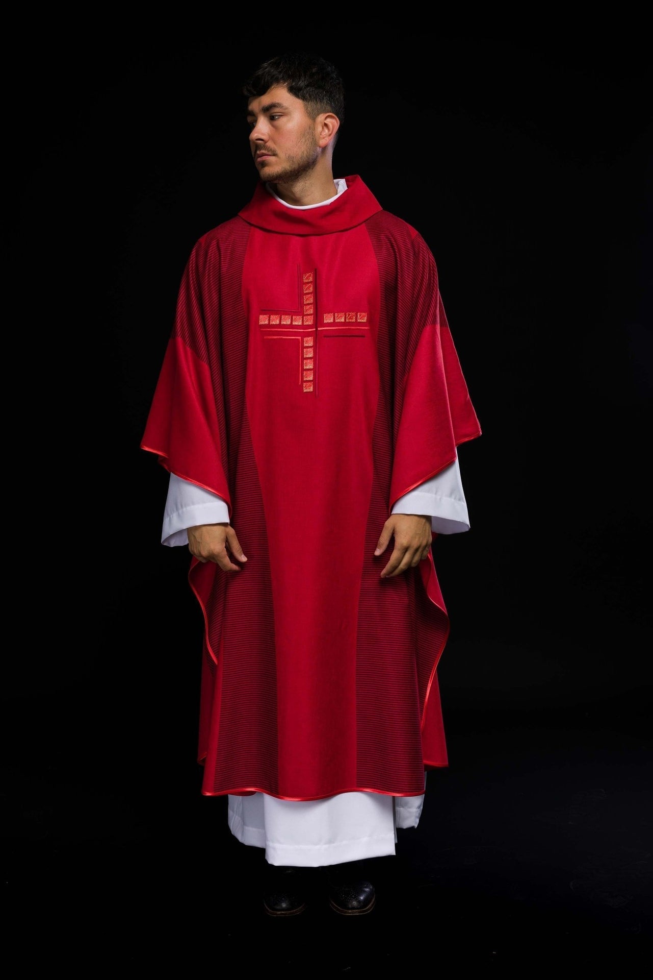 Ornat Czerwony z Haftowanym Krzyżem - Elegancki Strój Liturgiczny - SZATYLITURGICZNE.PL