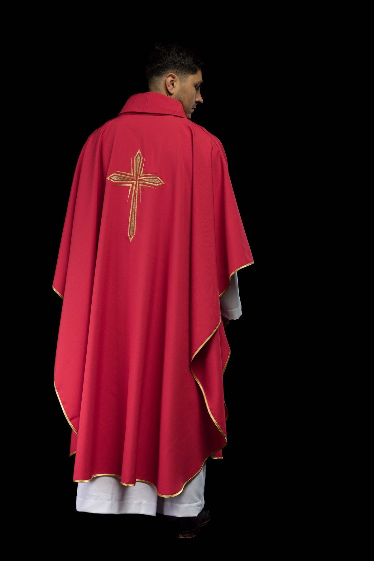 Ornat Czerwony z Haftowanym Krzyżem i Złotą Lamówką - SZATYLITURGICZNE.PL