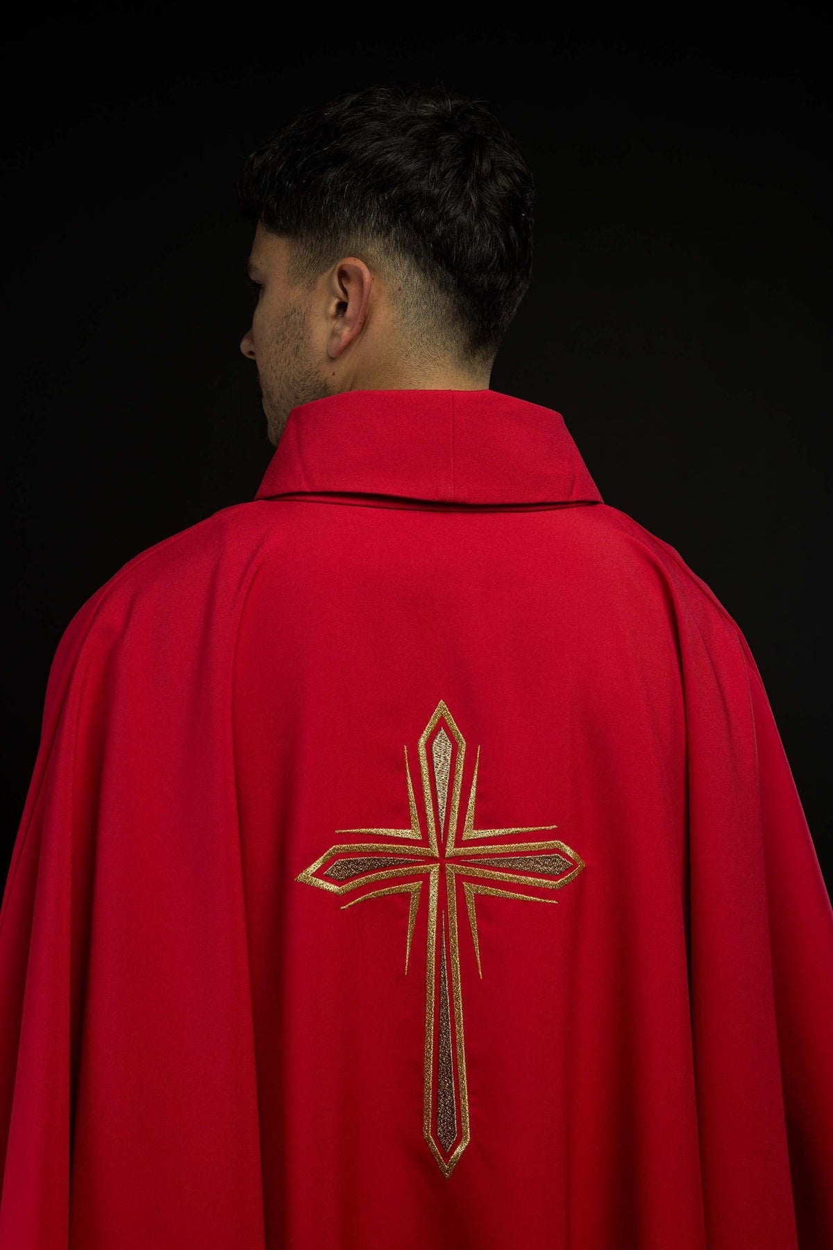 Ornat Czerwony z Haftowanym Krzyżem i Złotą Lamówką - SZATYLITURGICZNE.PL