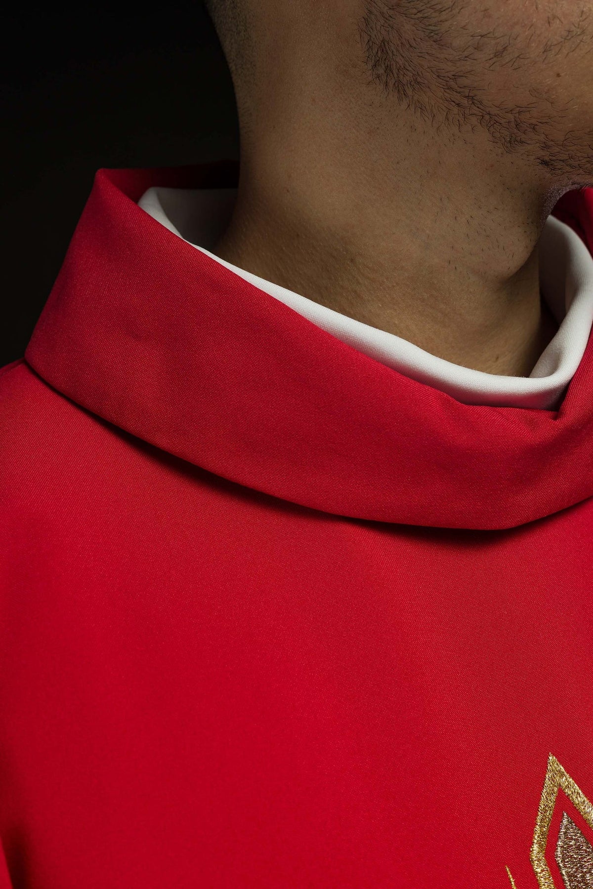 Ornat Czerwony z Haftowanym Krzyżem i Złotą Lamówką - SZATYLITURGICZNE.PL