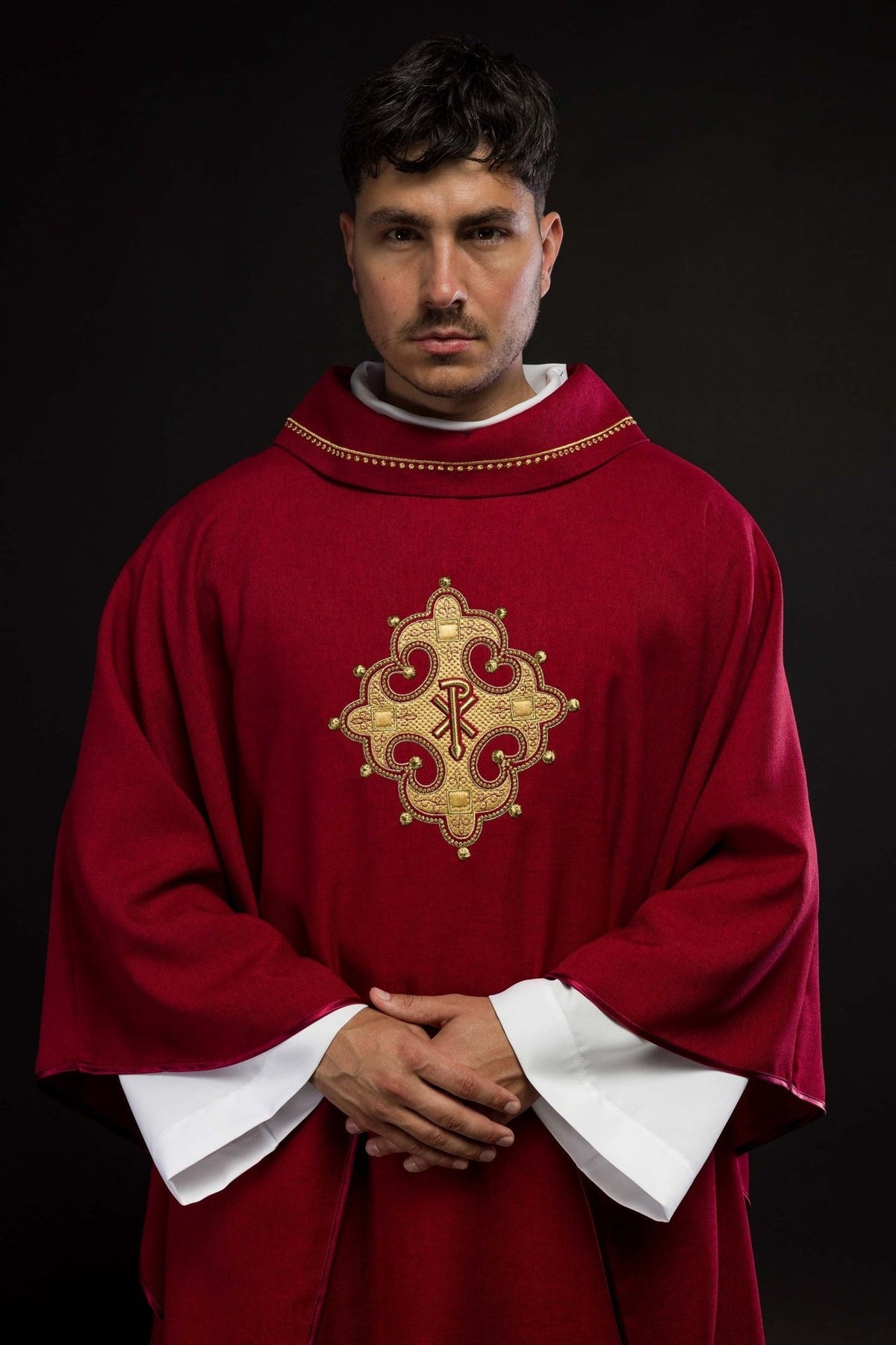 Ornat Czerwony z Haftowanym Krzyżem i Złotą Lamówką - Elanowełna, Polska Produkcja - SZATYLITURGICZNE.PL