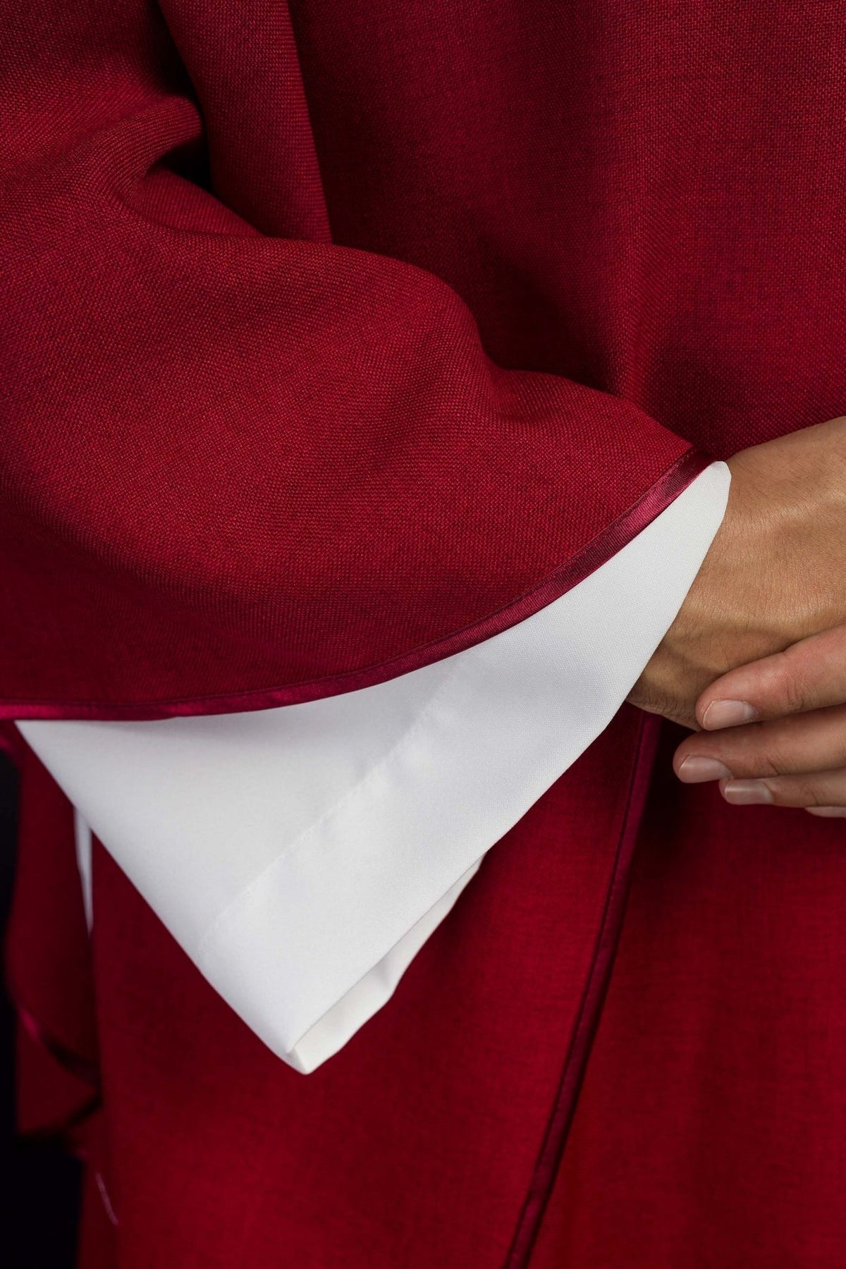 Ornat Czerwony z Haftowanym Krzyżem i Złotą Lamówką - Elanowełna, Polska Produkcja - SZATYLITURGICZNE.PL