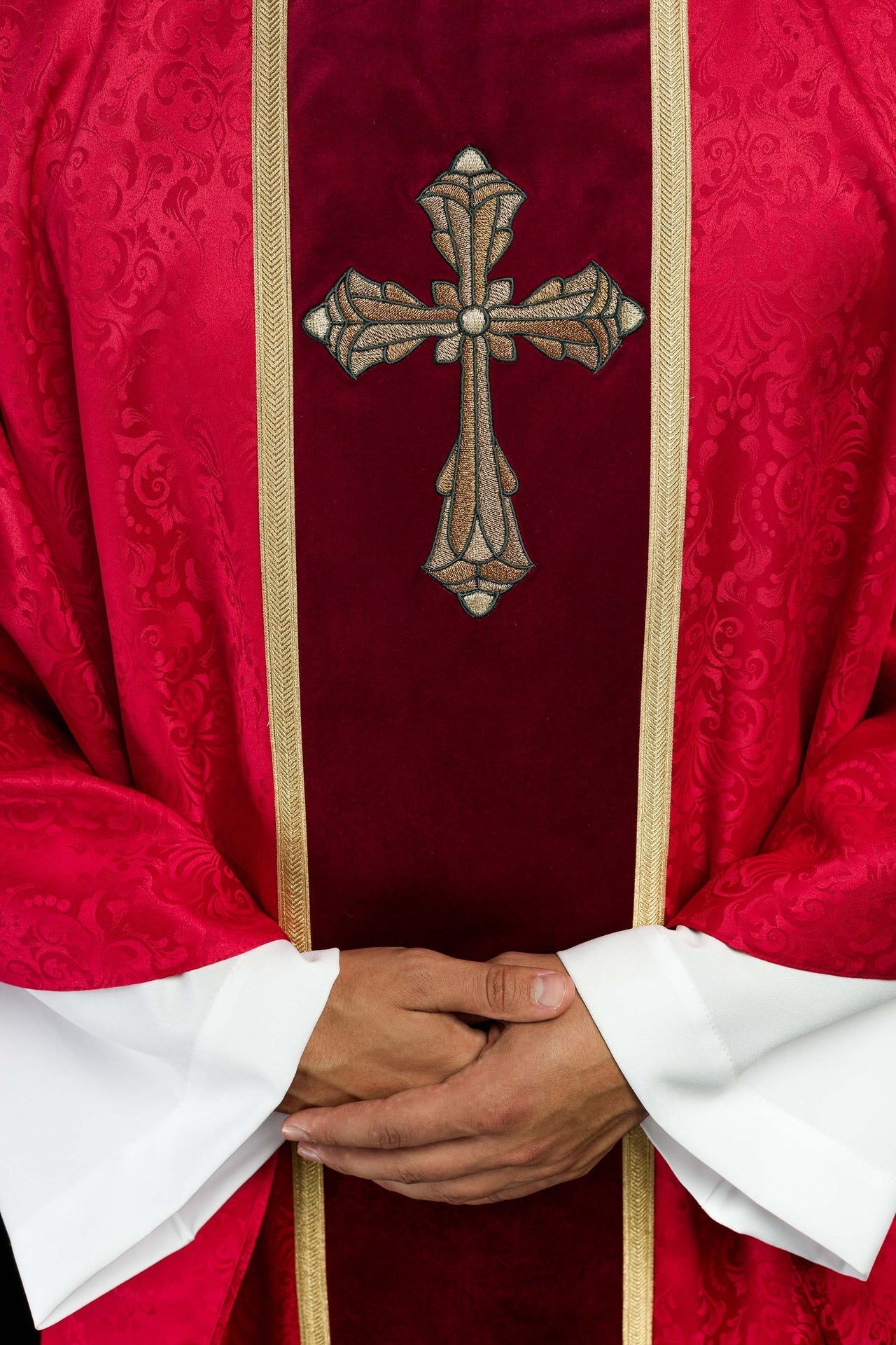 Ornat Czerwony z Haftowanym Krzyżem na Żakardzie - Szaty Liturgiczne - SZATYLITURGICZNE.PL
