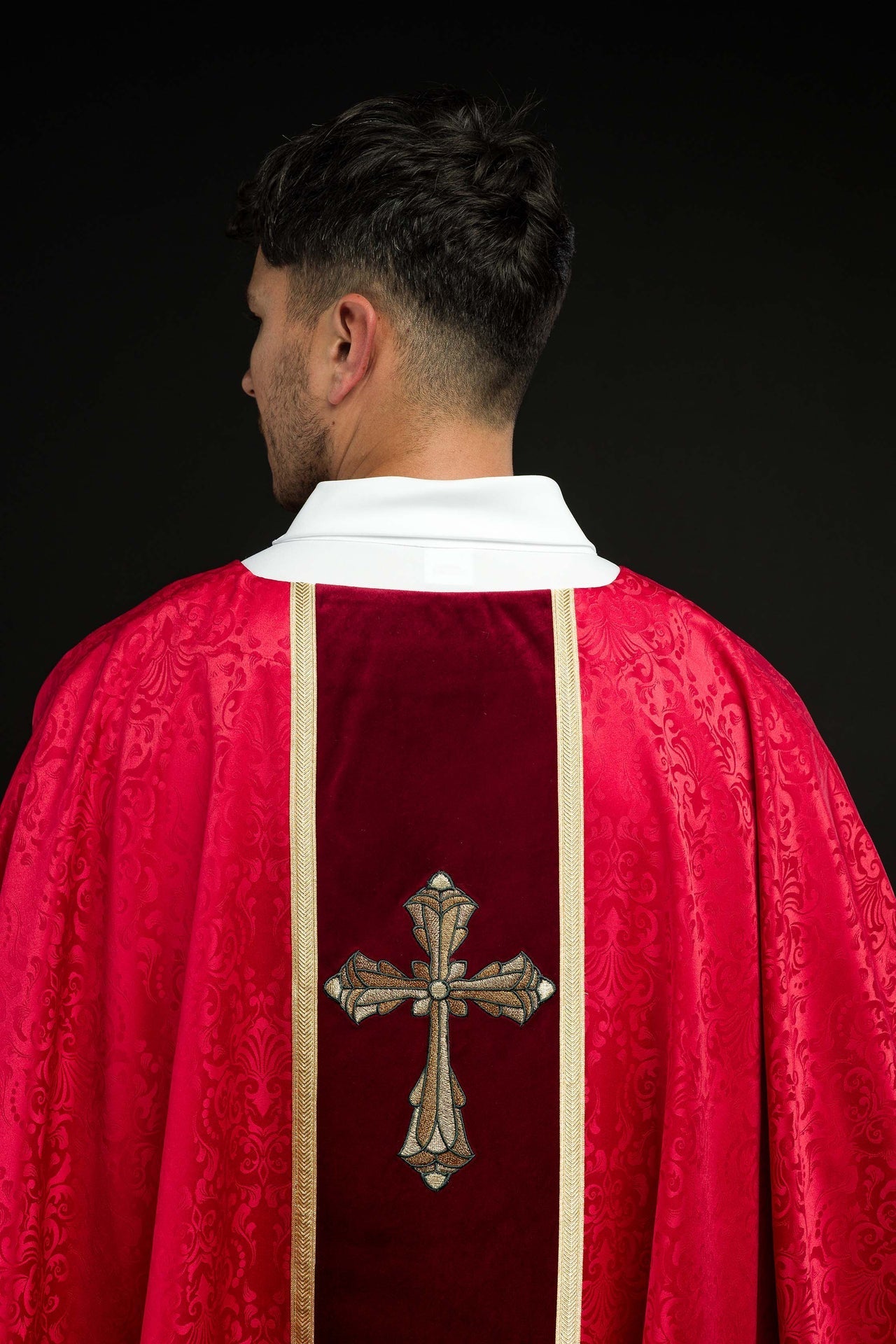 Ornat Czerwony z Haftowanym Krzyżem na Żakardzie - Szaty Liturgiczne - SZATYLITURGICZNE.PL