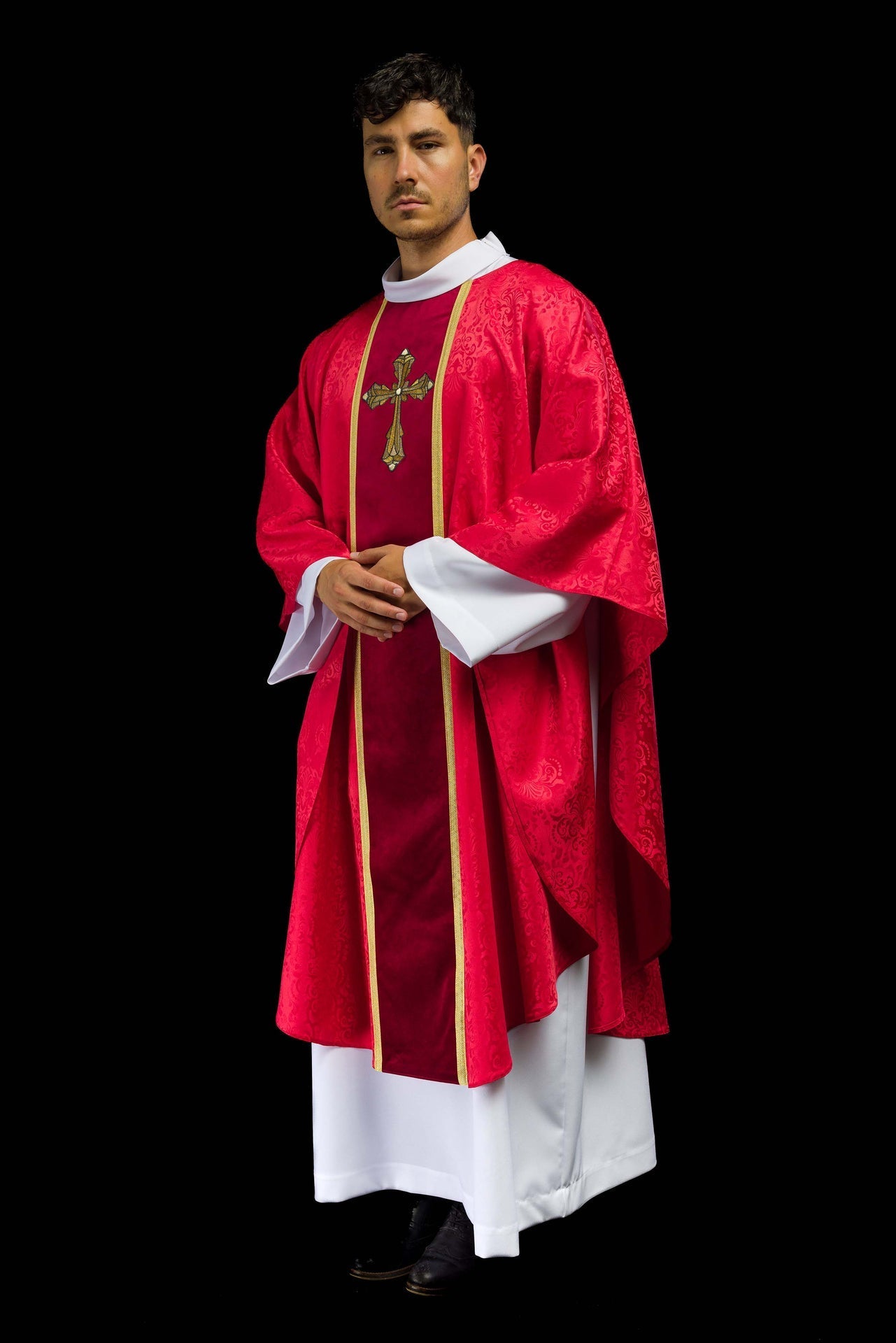 Ornat Czerwony z Haftowanym Krzyżem na Żakardzie - Szaty Liturgiczne - SZATYLITURGICZNE.PL