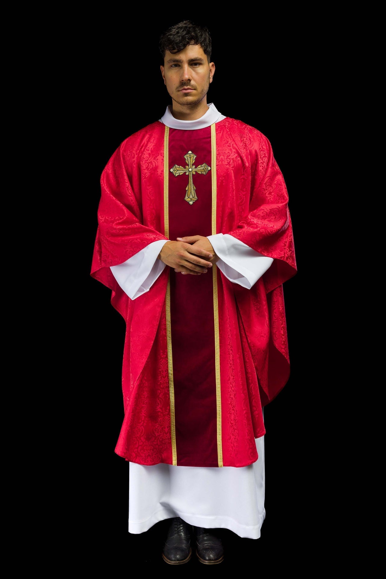 Ornat Czerwony z Haftowanym Krzyżem na Żakardzie - Szaty Liturgiczne - SZATYLITURGICZNE.PL