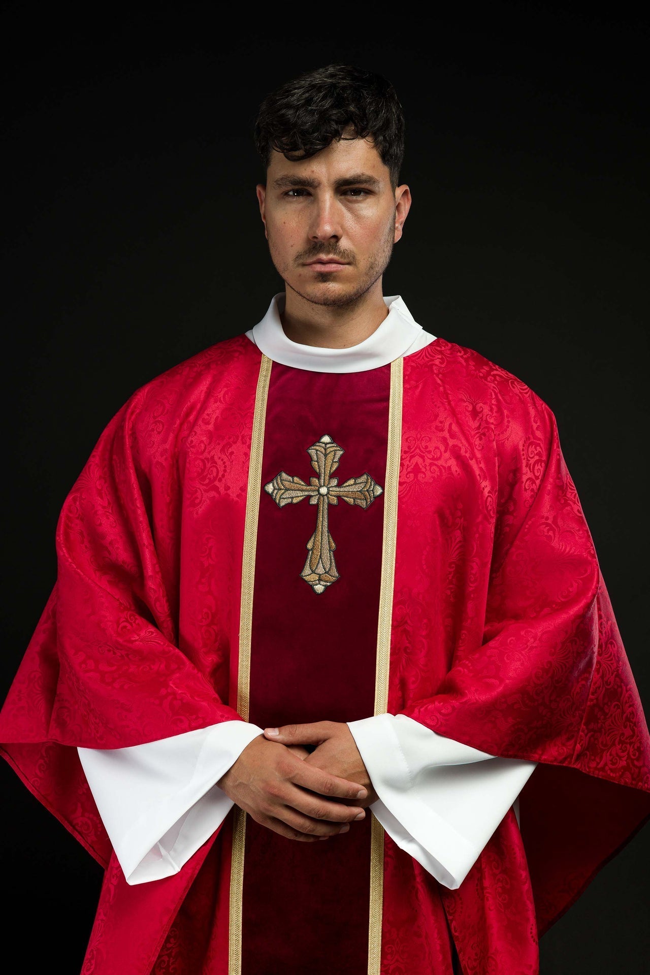 Ornat Czerwony z Haftowanym Krzyżem na Żakardzie - Szaty Liturgiczne - SZATYLITURGICZNE.PL