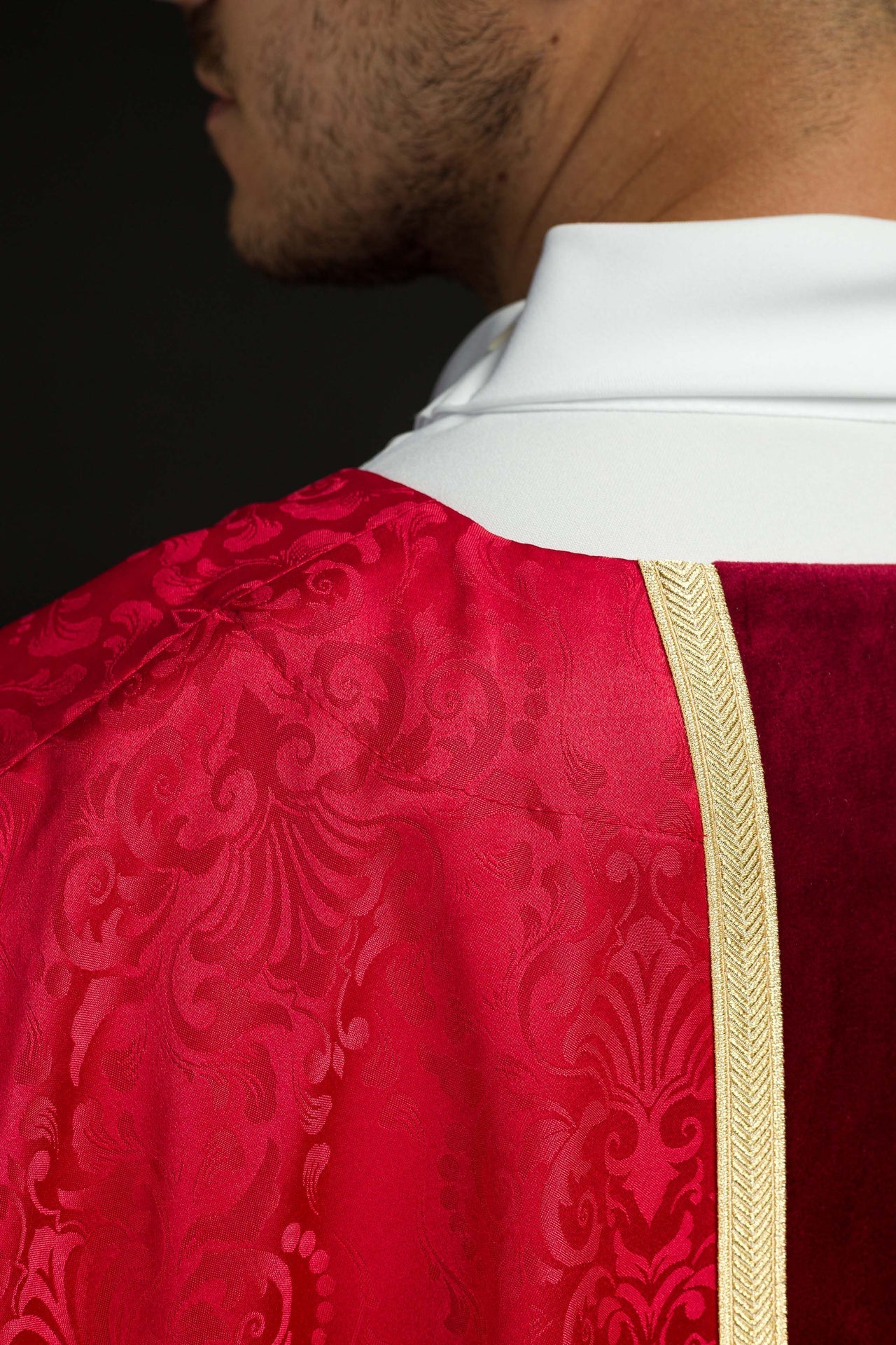 Ornat Czerwony z Haftowanym Krzyżem na Żakardzie - Szaty Liturgiczne - SZATYLITURGICZNE.PL