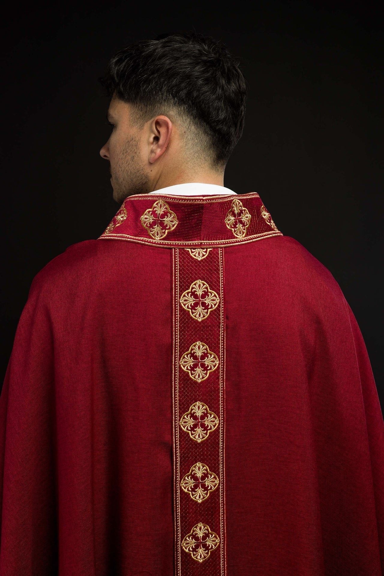Ornat Czerwony z Haftowanym Pasem Krzyże - Polska Produkcja - SZATYLITURGICZNE.PL