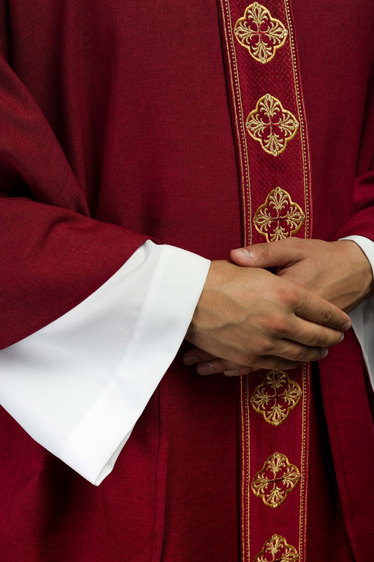 Ornat Czerwony z Haftowanym Pasem Krzyże - Polska Produkcja - SZATYLITURGICZNE.PL