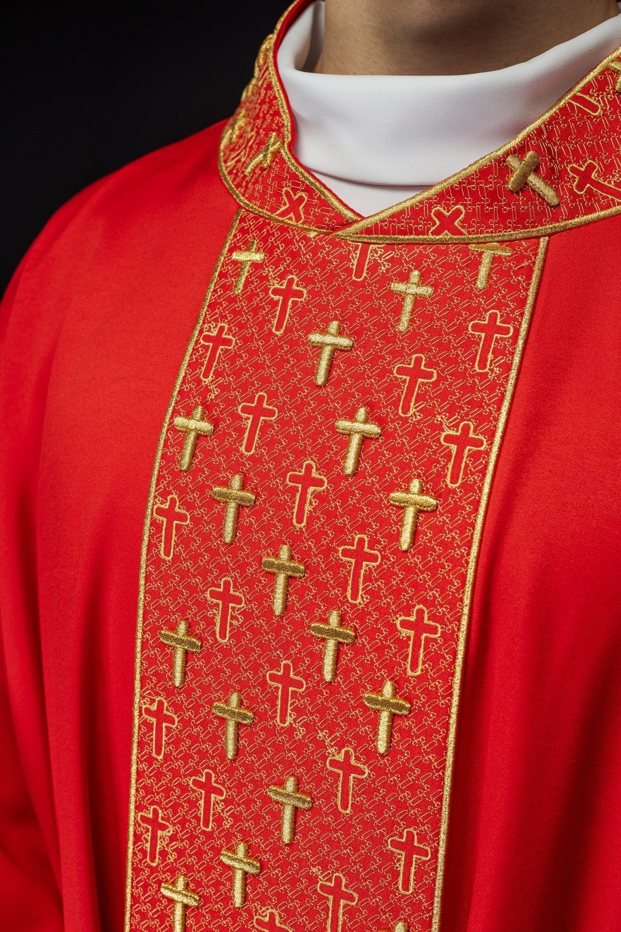 Ornat Czerwony z Haftowanymi Krzyżami - Elegancki Strój Liturgiczny - SZATYLITURGICZNE.PL