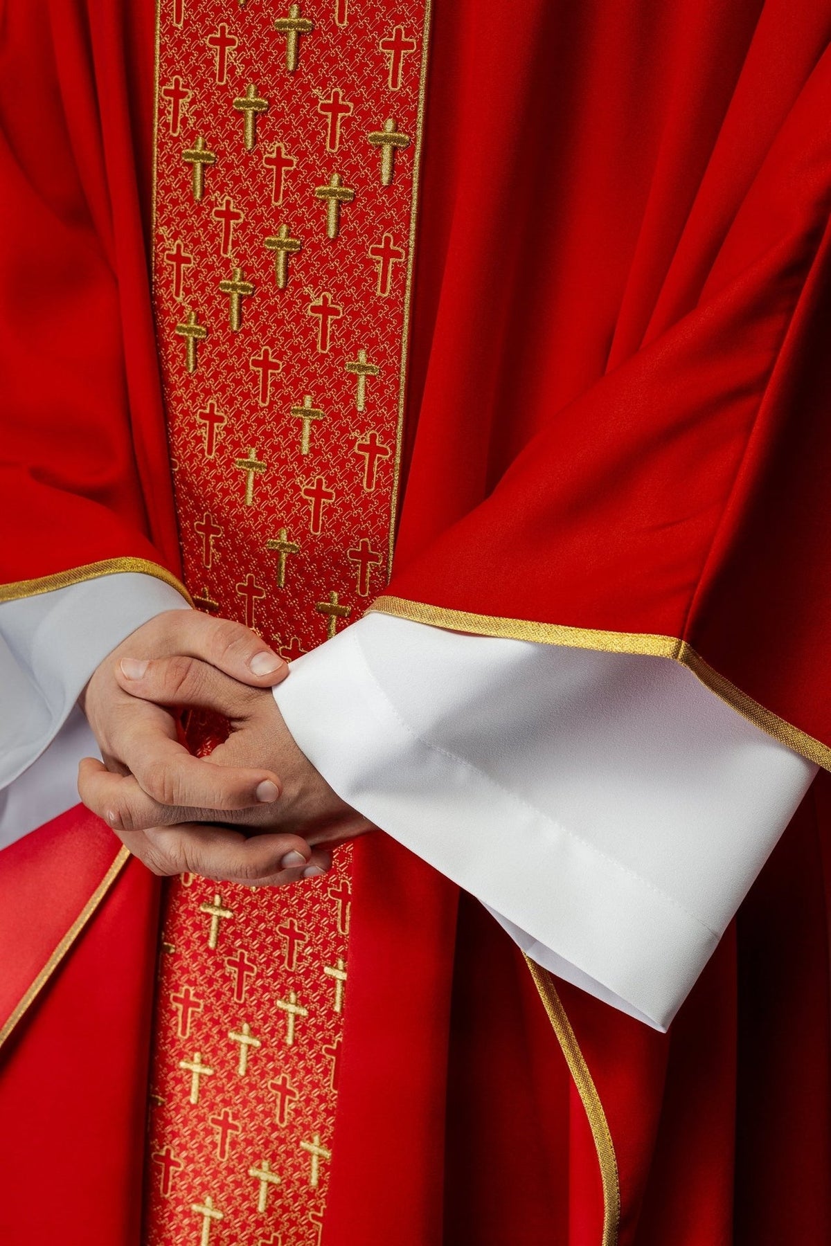 Ornat Czerwony z Haftowanymi Krzyżami - Elegancki Strój Liturgiczny - SZATYLITURGICZNE.PL
