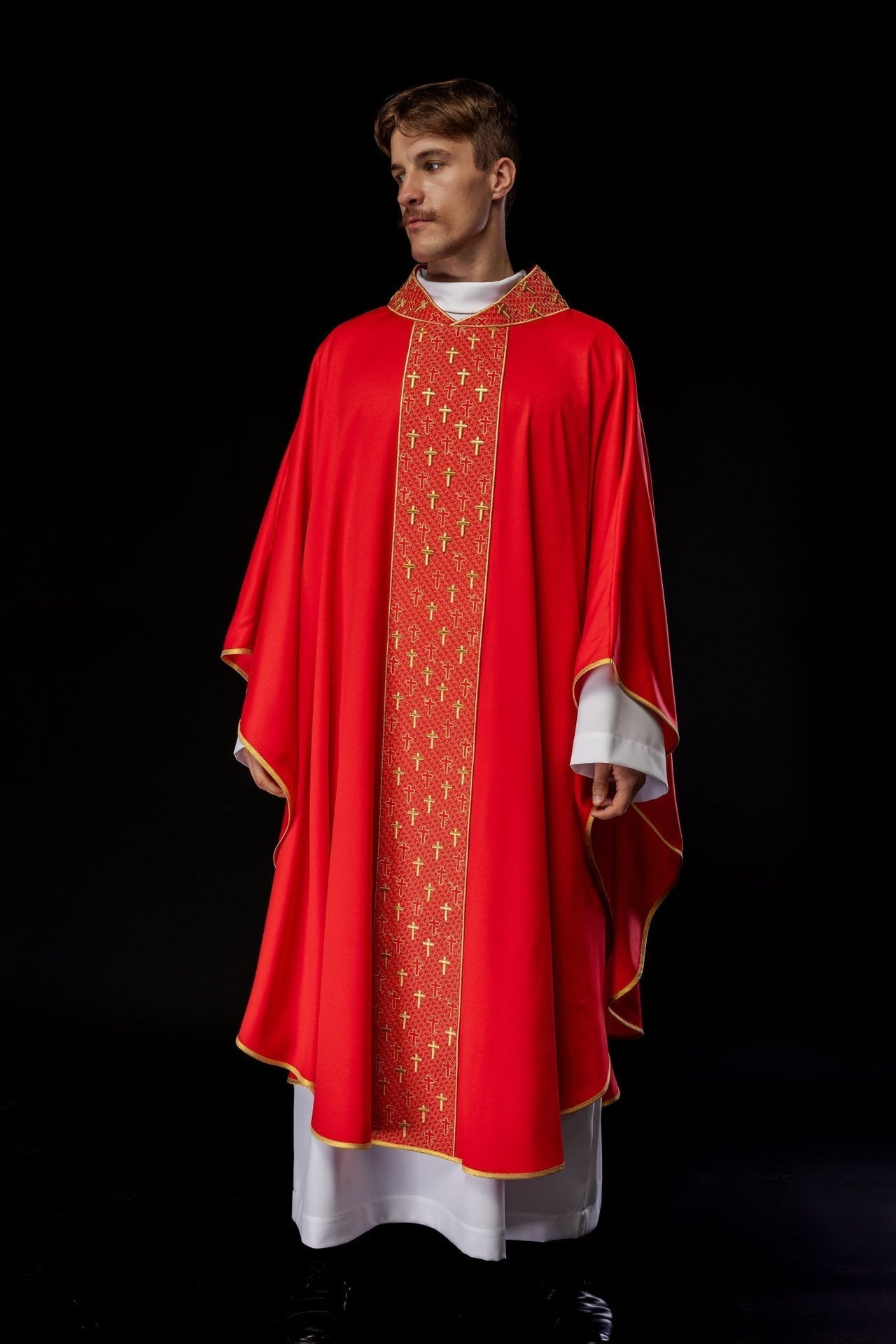 Ornat Czerwony z Haftowanymi Krzyżami - Elegancki Strój Liturgiczny - SZATYLITURGICZNE.PL