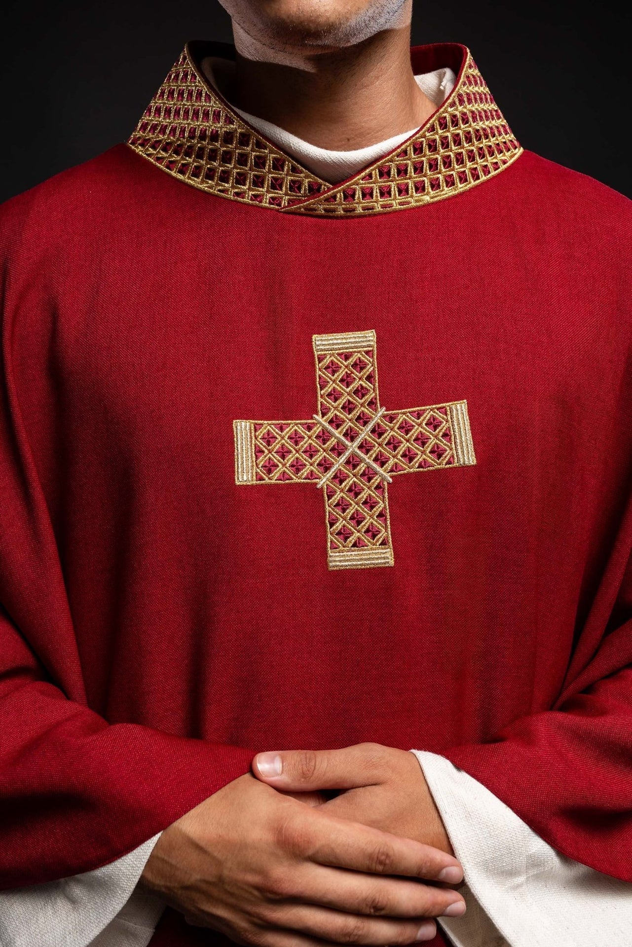 Ornat Czerwony z Haftowanymi Krzyżami i Kołnierzem - Polski Produkt - SZATYLITURGICZNE.PL