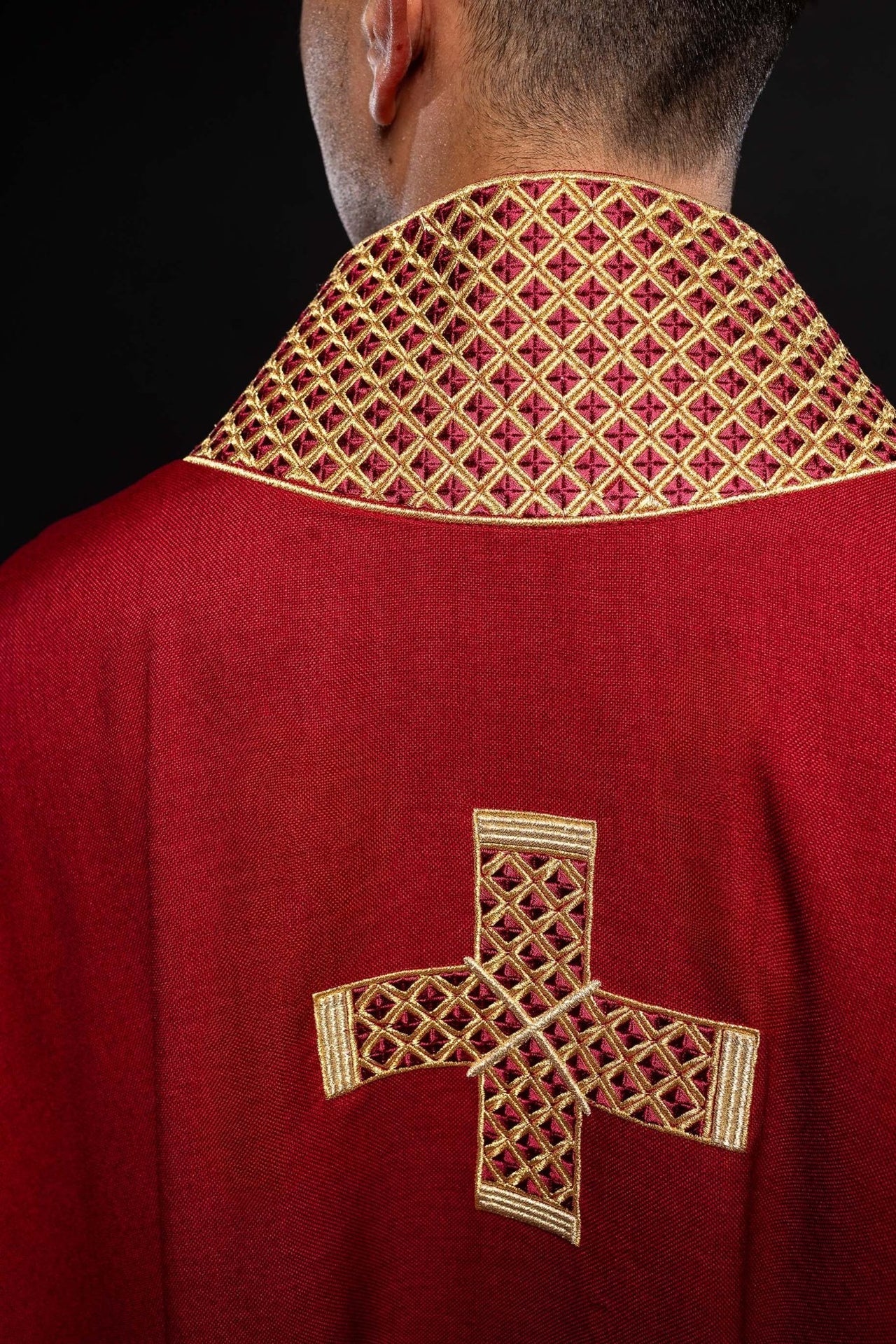 Ornat Czerwony z Haftowanymi Krzyżami i Kołnierzem - Polski Produkt - SZATYLITURGICZNE.PL