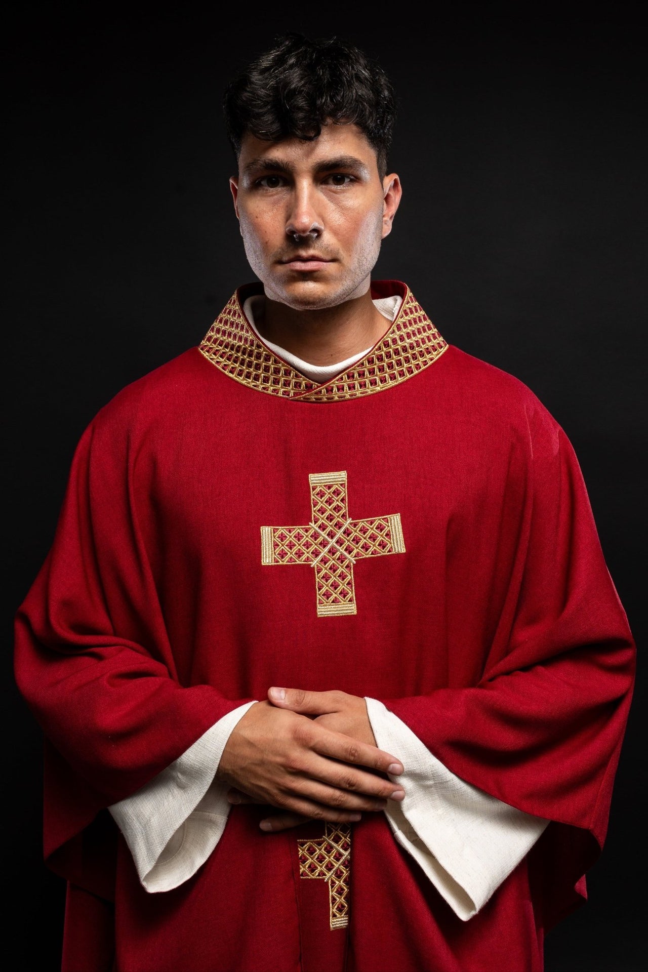 Ornat Czerwony z Haftowanymi Krzyżami i Kołnierzem - Polski Produkt - SZATYLITURGICZNE.PL