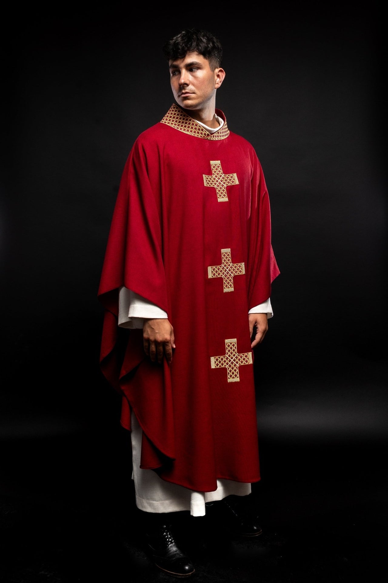 Ornat Czerwony z Haftowanymi Krzyżami i Kołnierzem - Polski Produkt - SZATYLITURGICZNE.PL