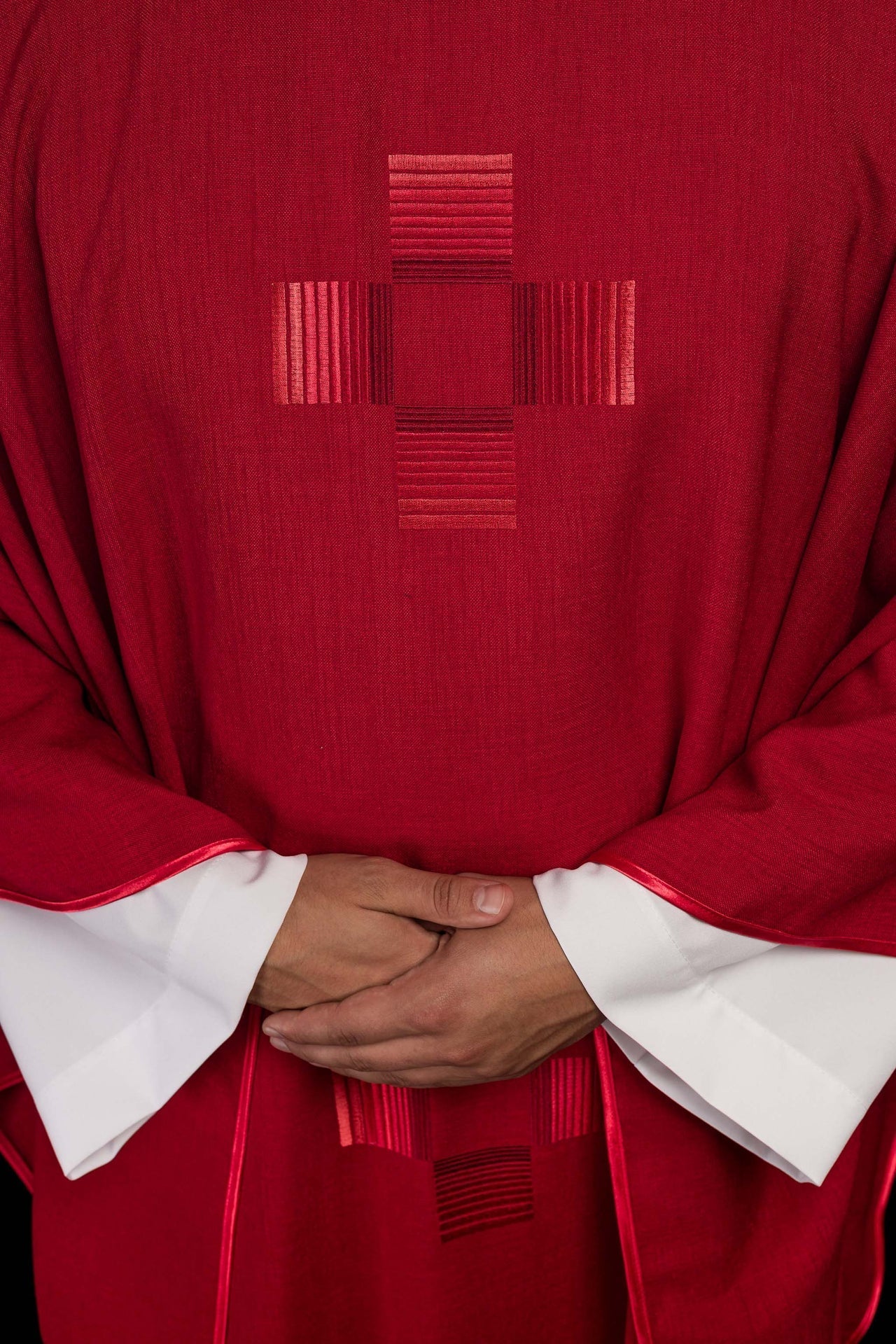 Ornat Czerwony z Haftowanymi Krzyżami i Stułą - SZATYLITURGICZNE.PL