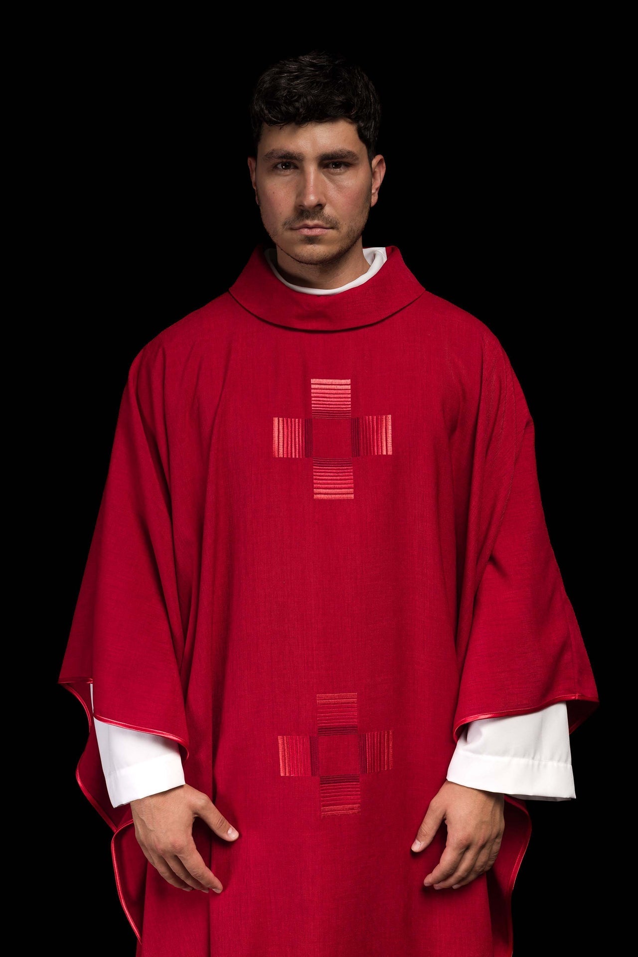 Ornat Czerwony z Haftowanymi Krzyżami i Stułą - SZATYLITURGICZNE.PL