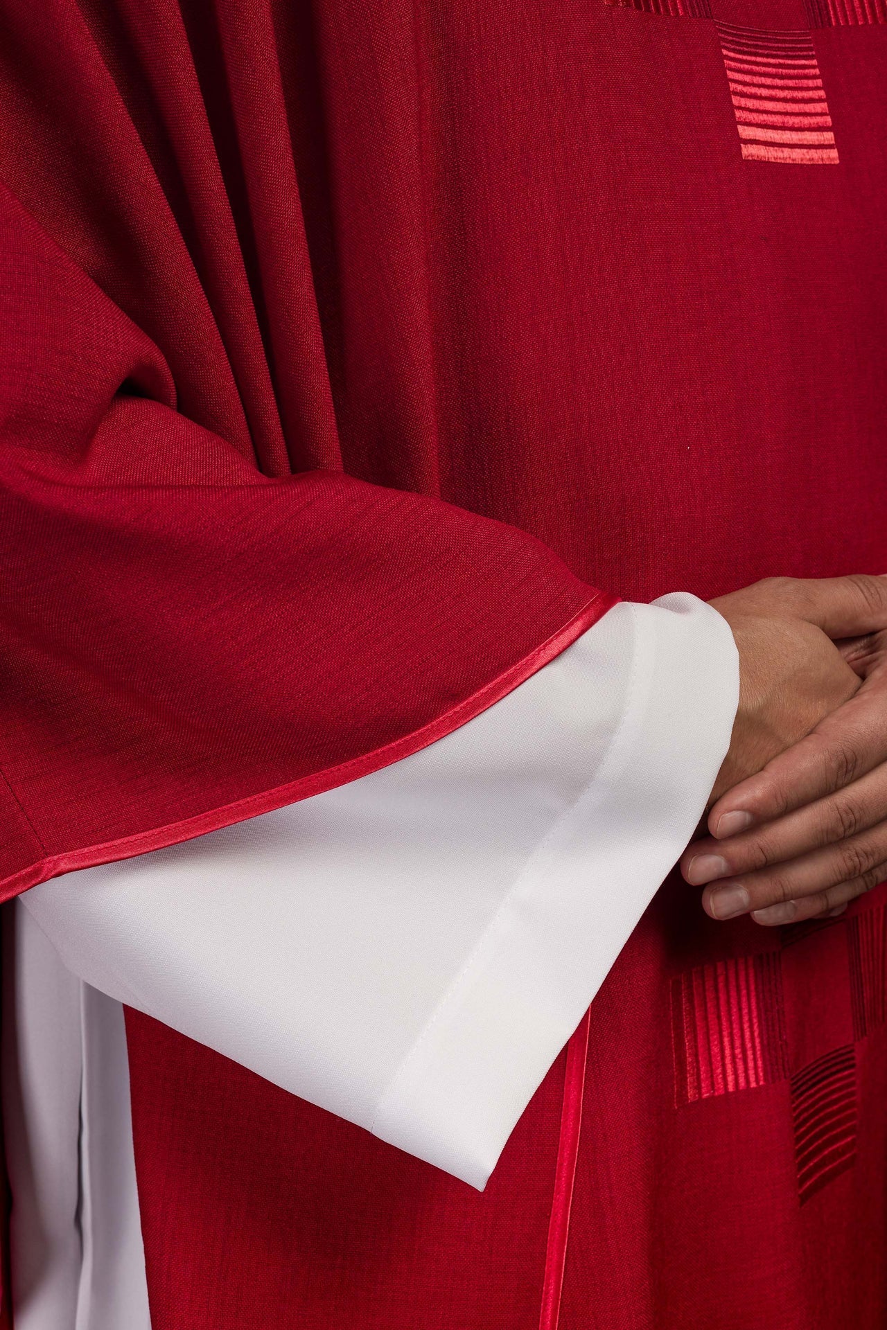 Ornat Czerwony z Haftowanymi Krzyżami i Stułą - SZATYLITURGICZNE.PL