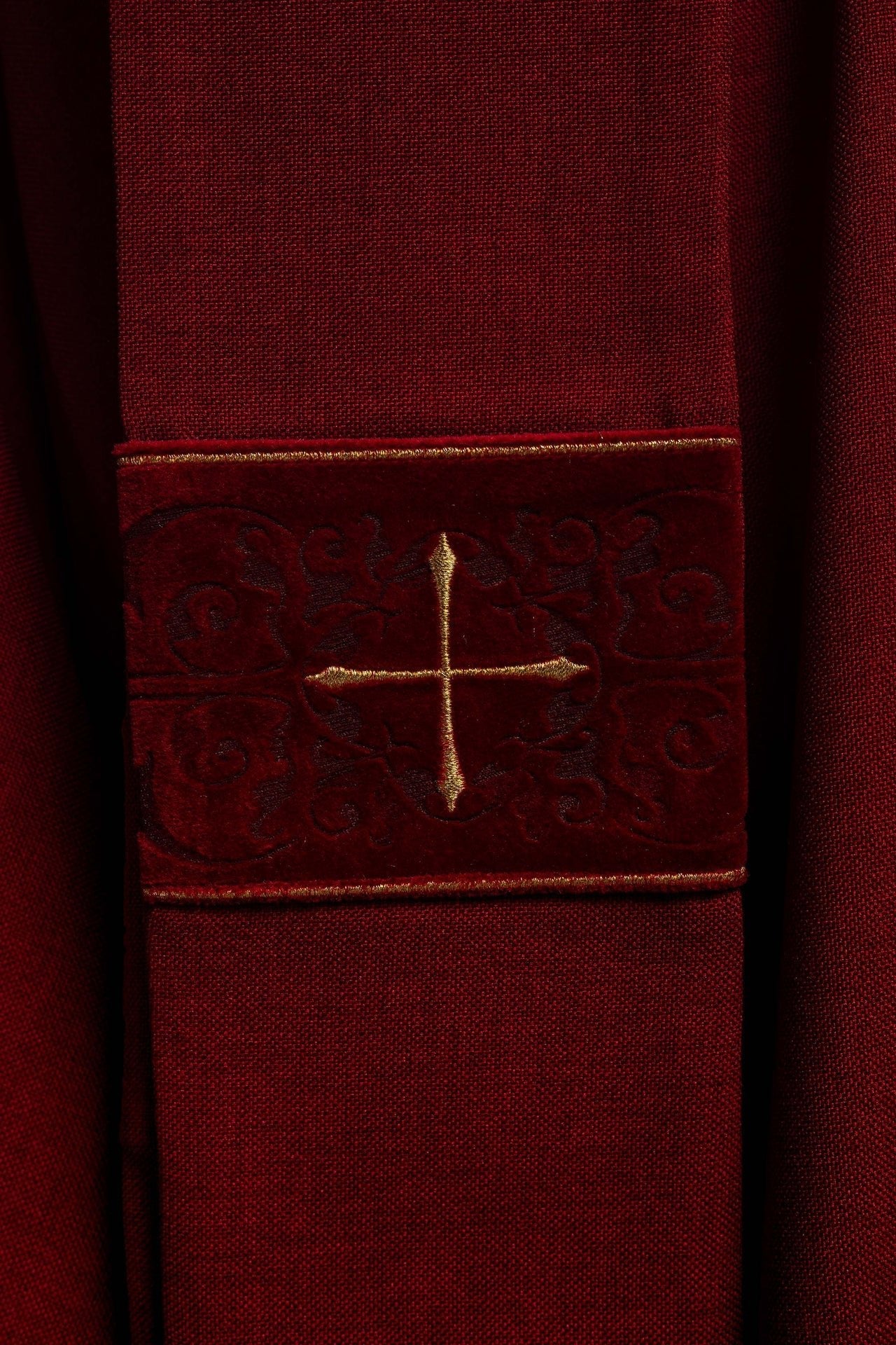 Ornat Czerwony z Haftowanymi Krzyżami i Złotą Lamówką - SZATYLITURGICZNE.PL