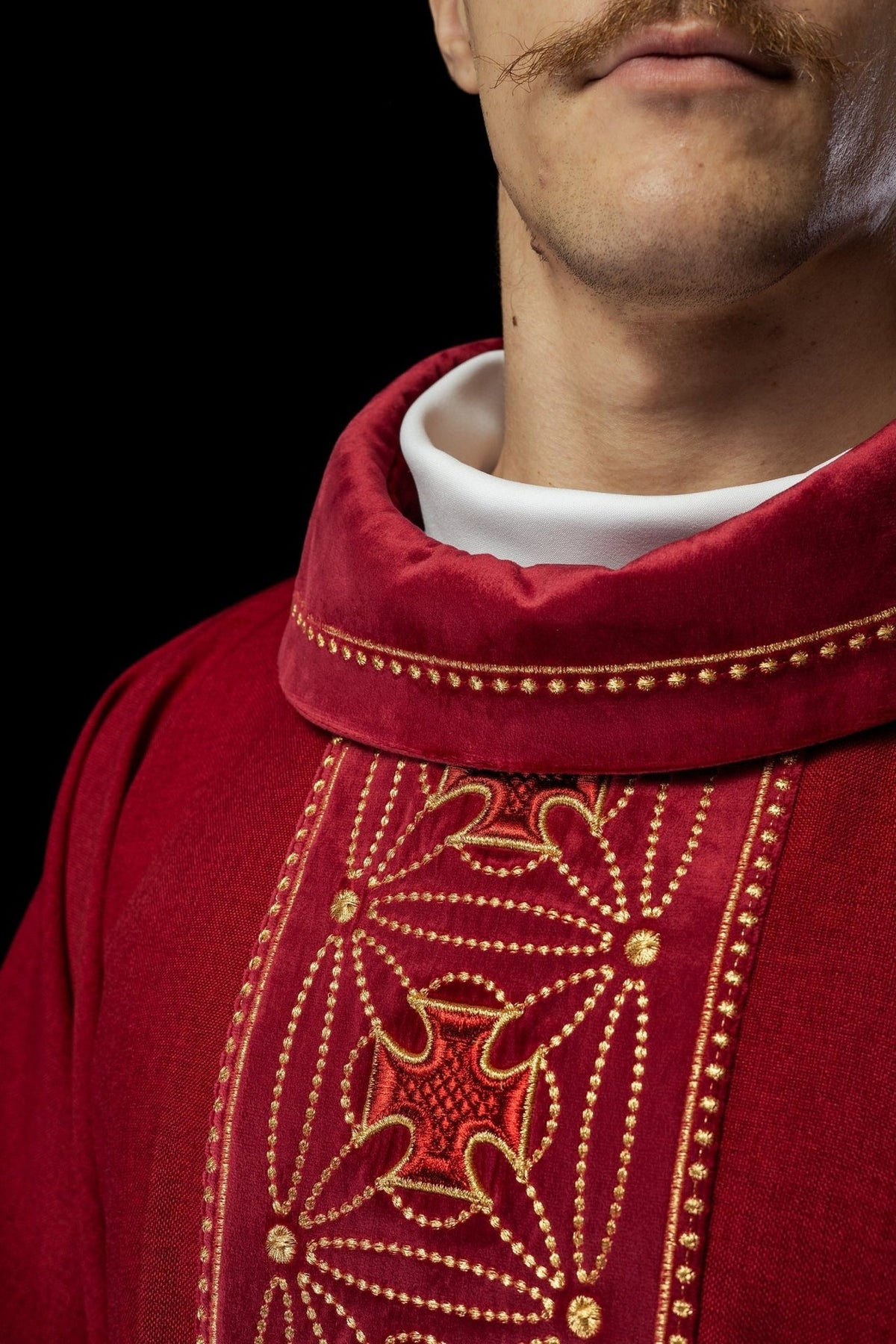 Ornat Czerwony z Krzyżami - Elegancka Szata Liturgiczna Polska Produkcja - SZATYLITURGICZNE.PL