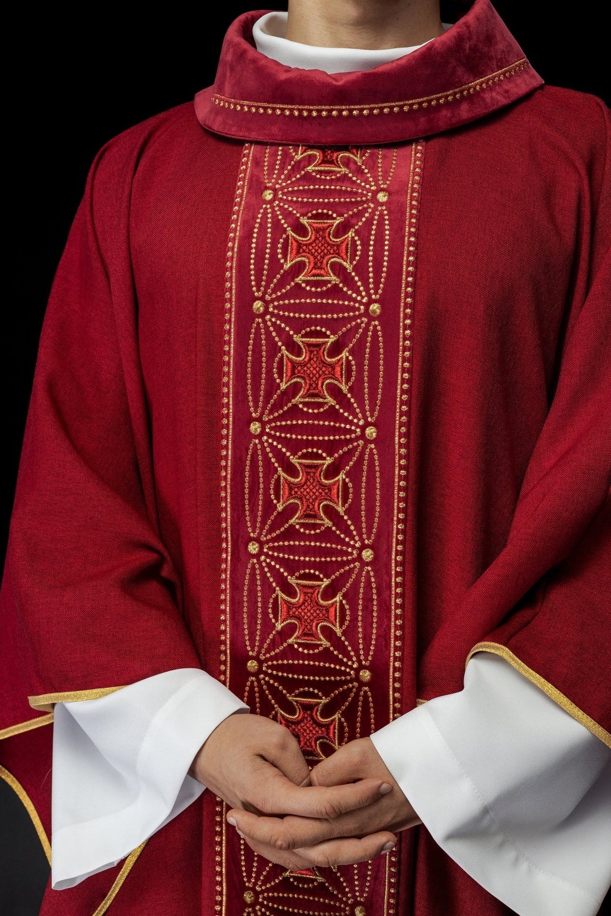 Ornat Czerwony z Krzyżami - Elegancka Szata Liturgiczna Polska Produkcja - SZATYLITURGICZNE.PL