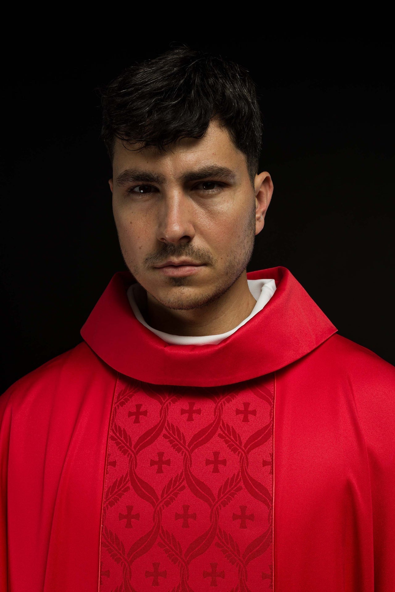 Ornat Czerwony z Żakardowym Pasem Krzyże - Szaty Liturgiczne - SZATYLITURGICZNE.PL
