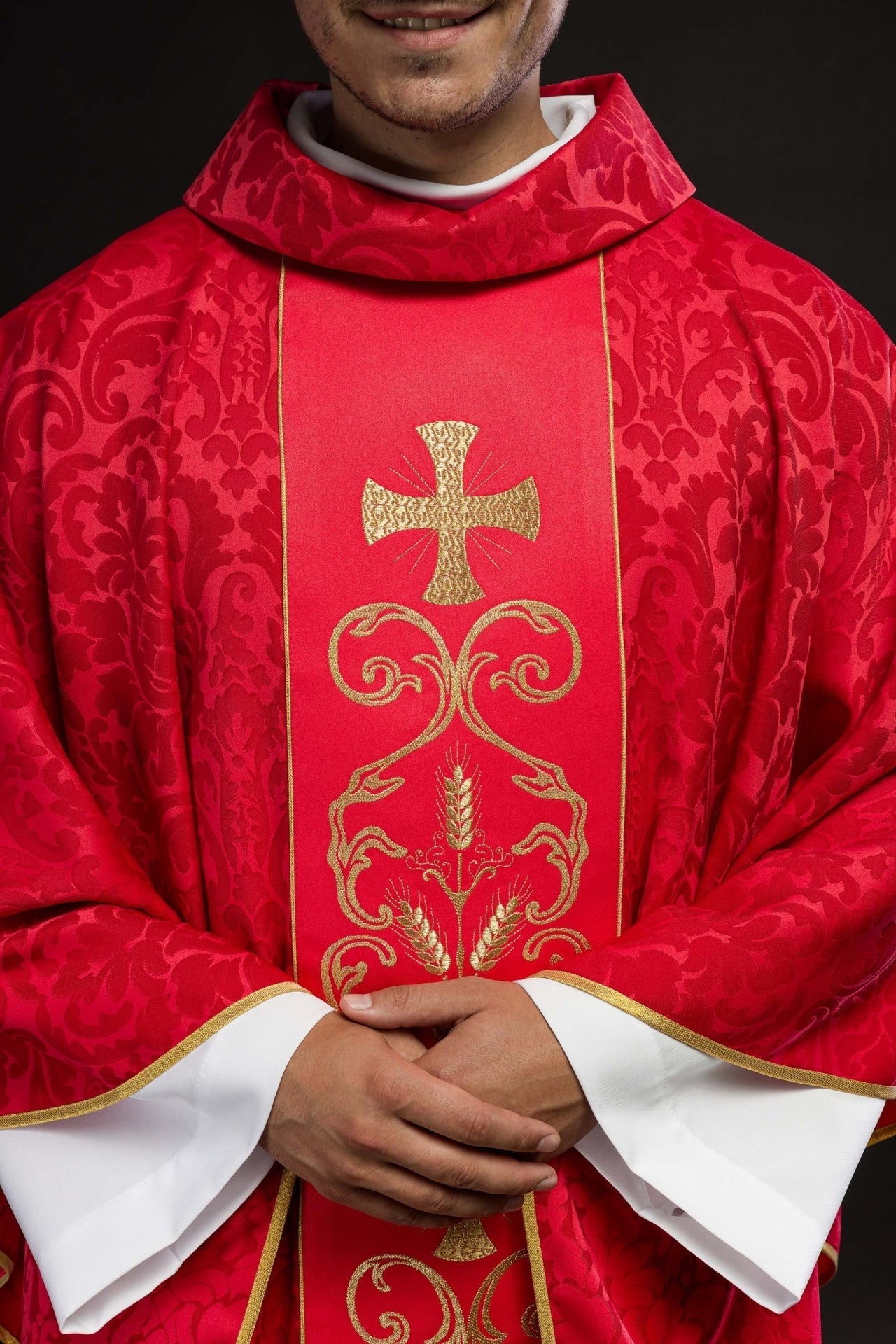 Ornat Czerwony Żakardowy z Haftowanym Pasem i Stułą - SZATYLITURGICZNE.PL