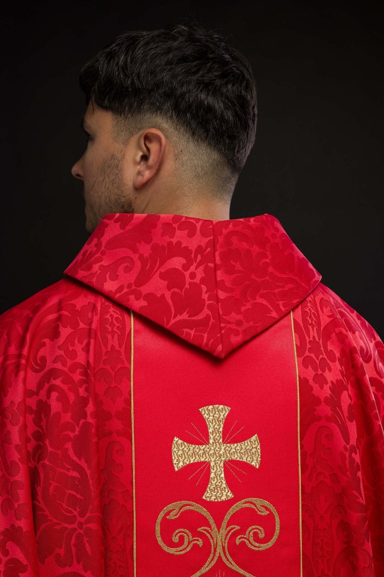 Ornat Czerwony Żakardowy z Haftowanym Pasem i Stułą - SZATYLITURGICZNE.PL