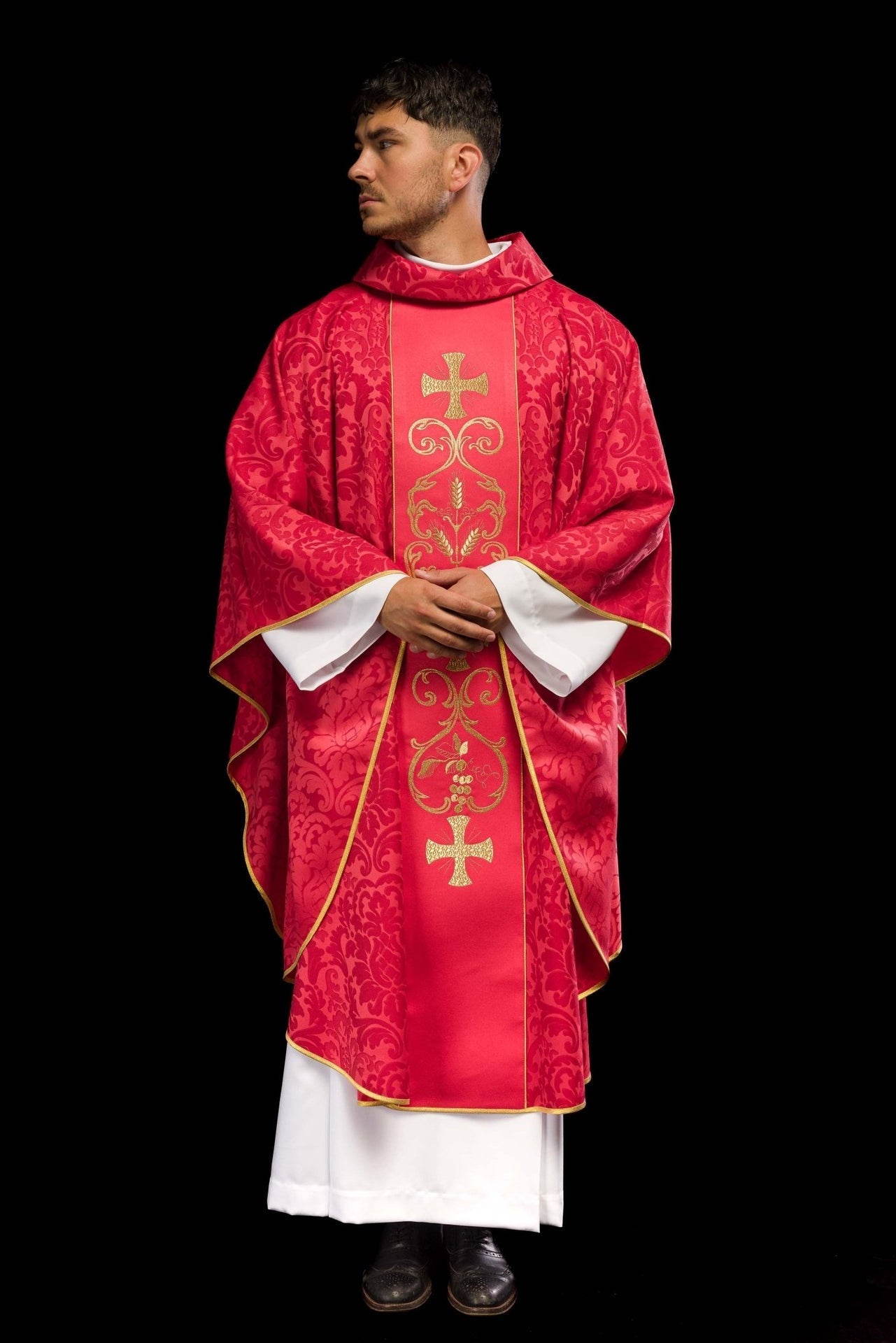 Ornat Czerwony Żakardowy z Haftowanym Pasem i Stułą - SZATYLITURGICZNE.PL