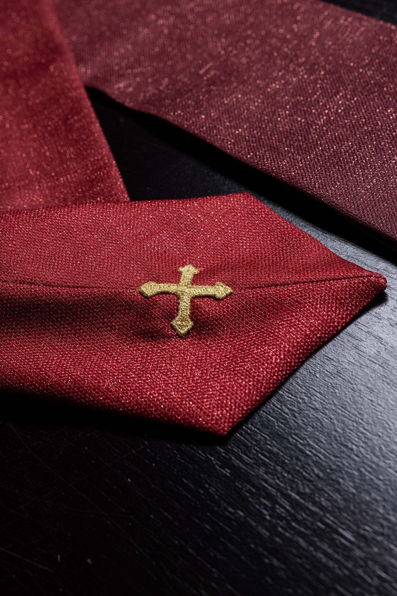 Ornat drukowany Pax czerwony z bogatym złotym zdobieniem - SZATYLITURGICZNE.PL