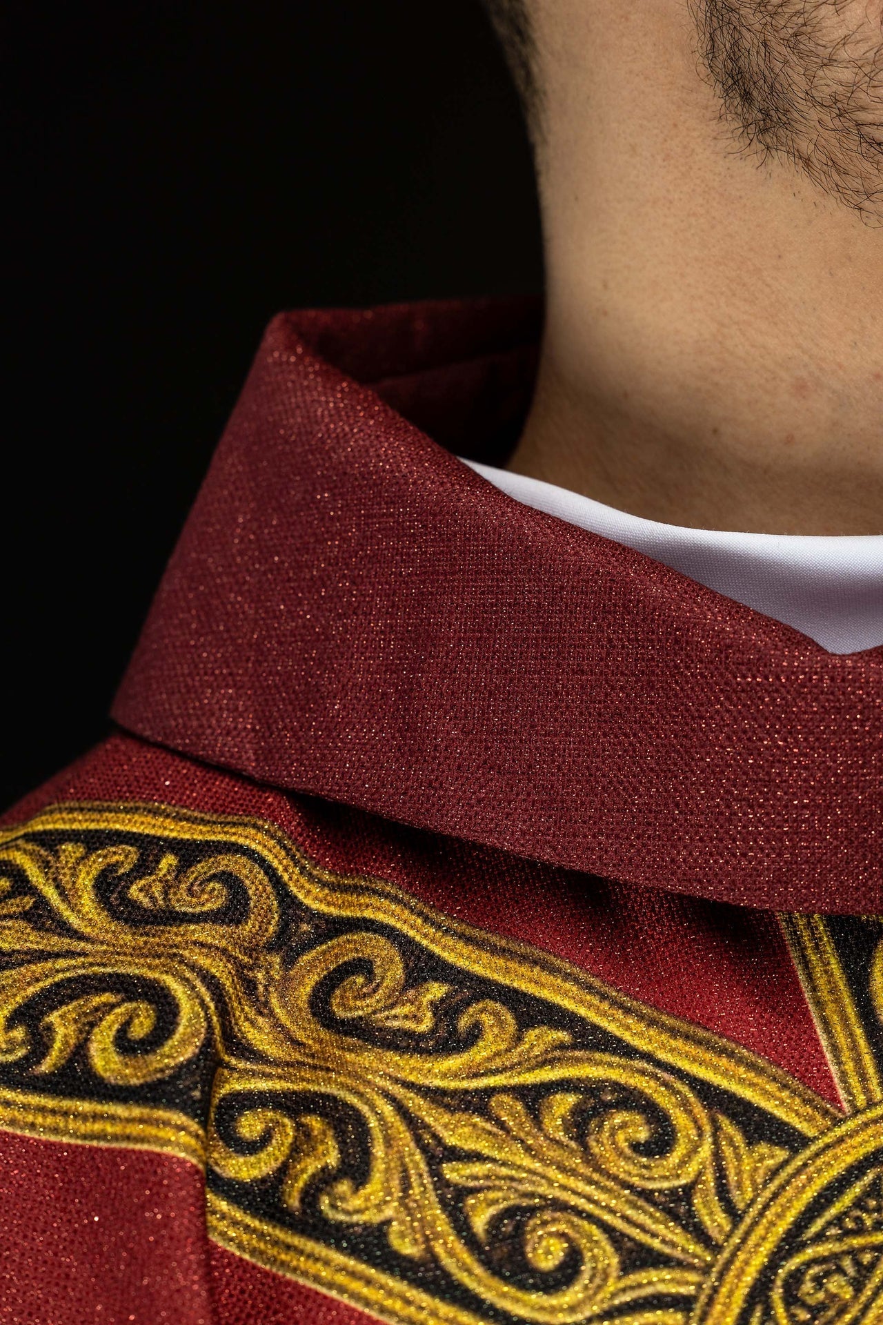 Ornat drukowany Pax czerwony z bogatym złotym zdobieniem - SZATYLITURGICZNE.PL
