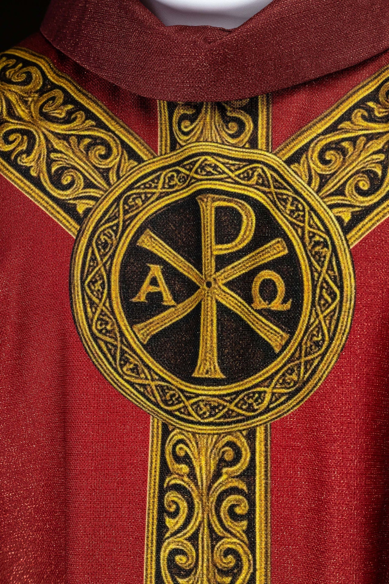Ornat drukowany Pax czerwony z bogatym złotym zdobieniem - SZATYLITURGICZNE.PL
