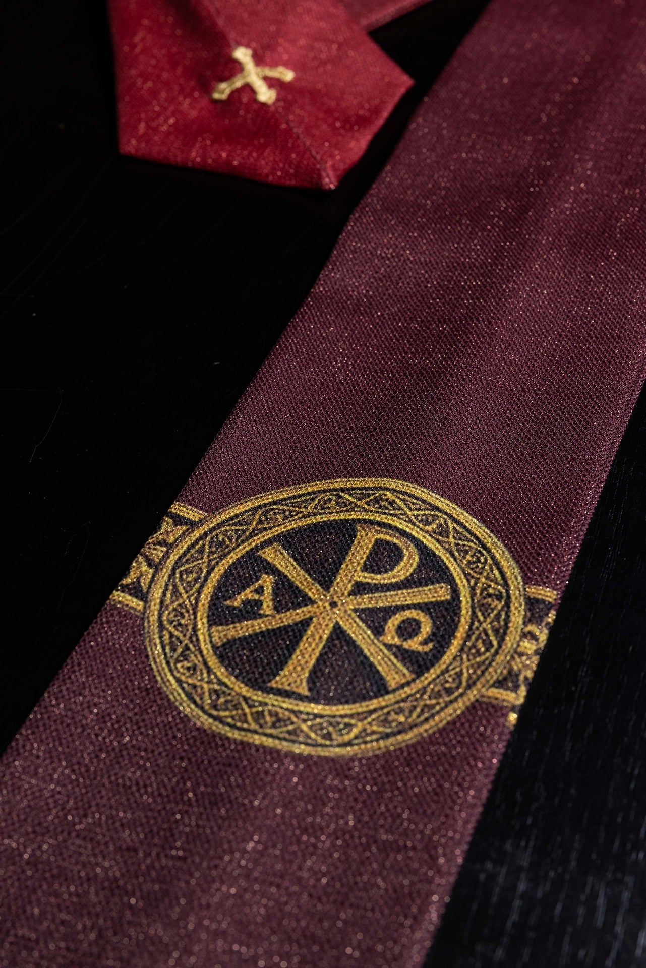 Ornat drukowany Pax czerwony z bogatym złotym zdobieniem - SZATYLITURGICZNE.PL