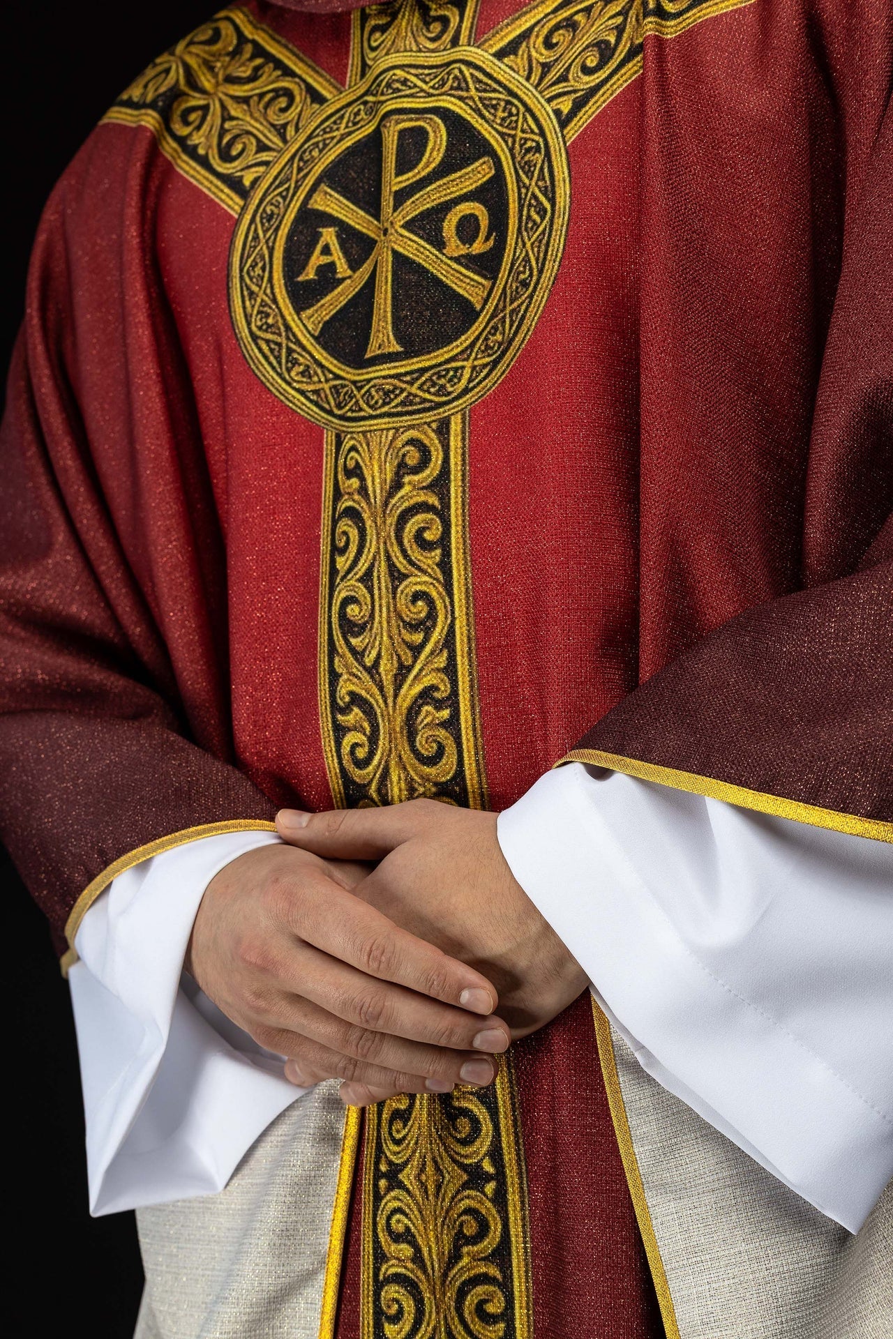 Ornat drukowany Pax czerwony z bogatym złotym zdobieniem - SZATYLITURGICZNE.PL