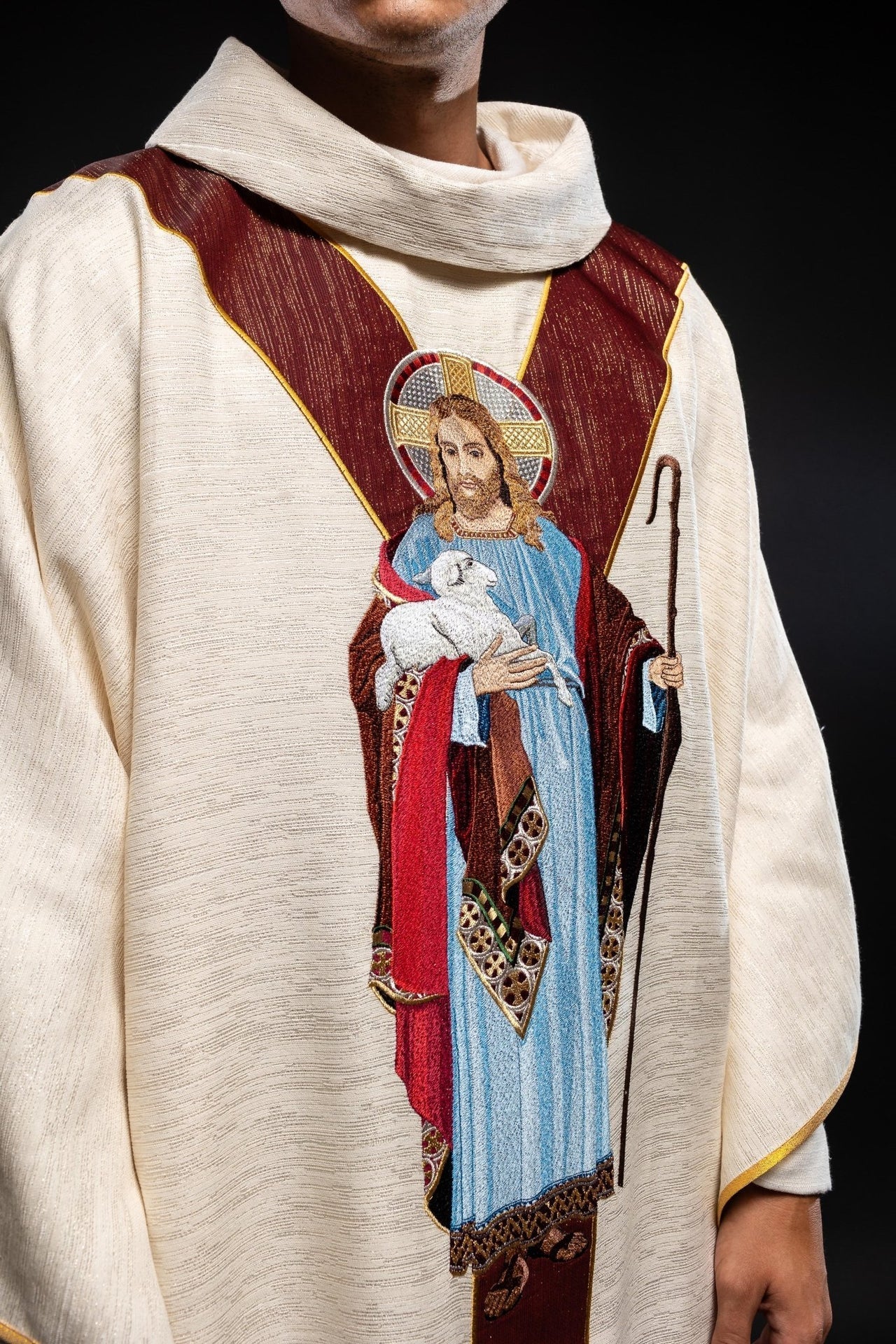 Ornat Ecru Jezus Dobry Pasterz Bordowy Pas Haft - Polska Produkcja - SZATYLITURGICZNE.PL