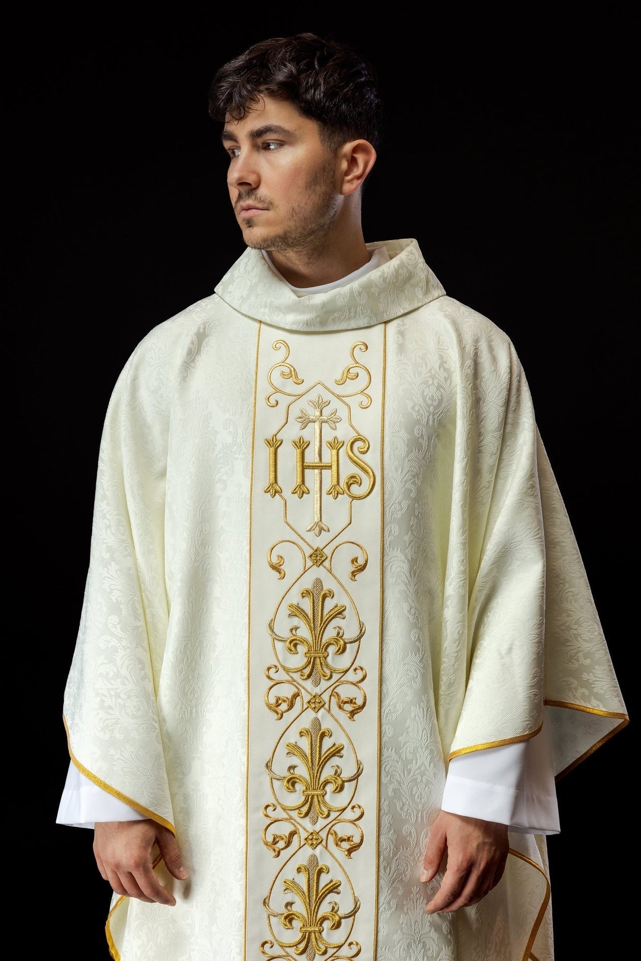 Ornat Ecru z Haftem IHS - Elegancka Szata Liturgiczna z Polski - SZATYLITURGICZNE.PL