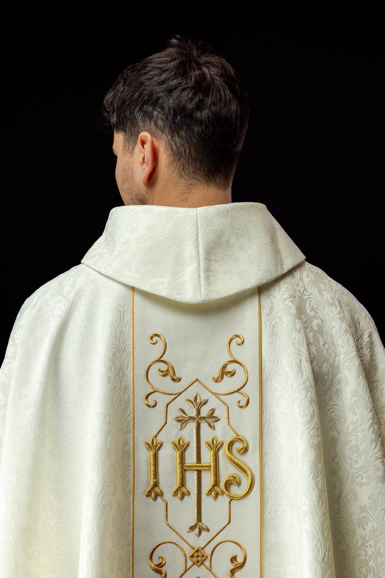 Ornat Ecru z Haftem IHS - Elegancka Szata Liturgiczna z Polski - SZATYLITURGICZNE.PL