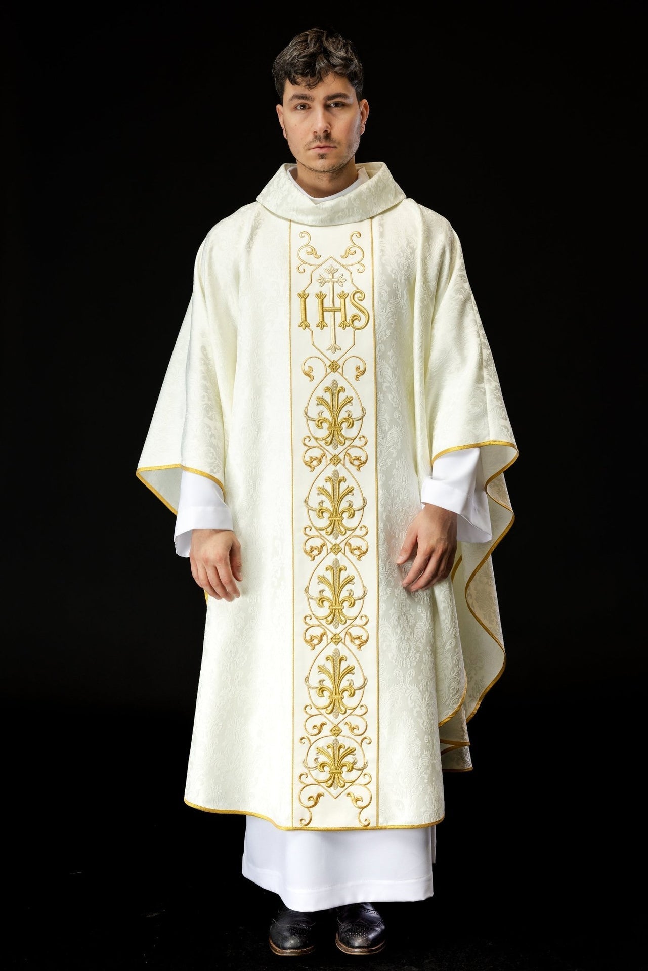 Ornat Ecru z Haftem IHS - Elegancka Szata Liturgiczna z Polski - SZATYLITURGICZNE.PL