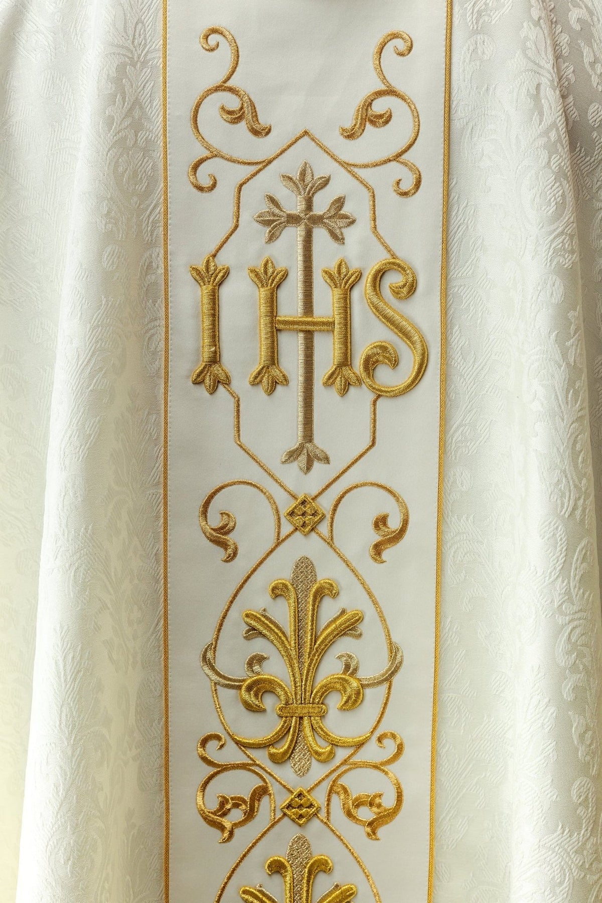 Ornat Ecru z Haftem IHS - Elegancka Szata Liturgiczna z Polski - SZATYLITURGICZNE.PL