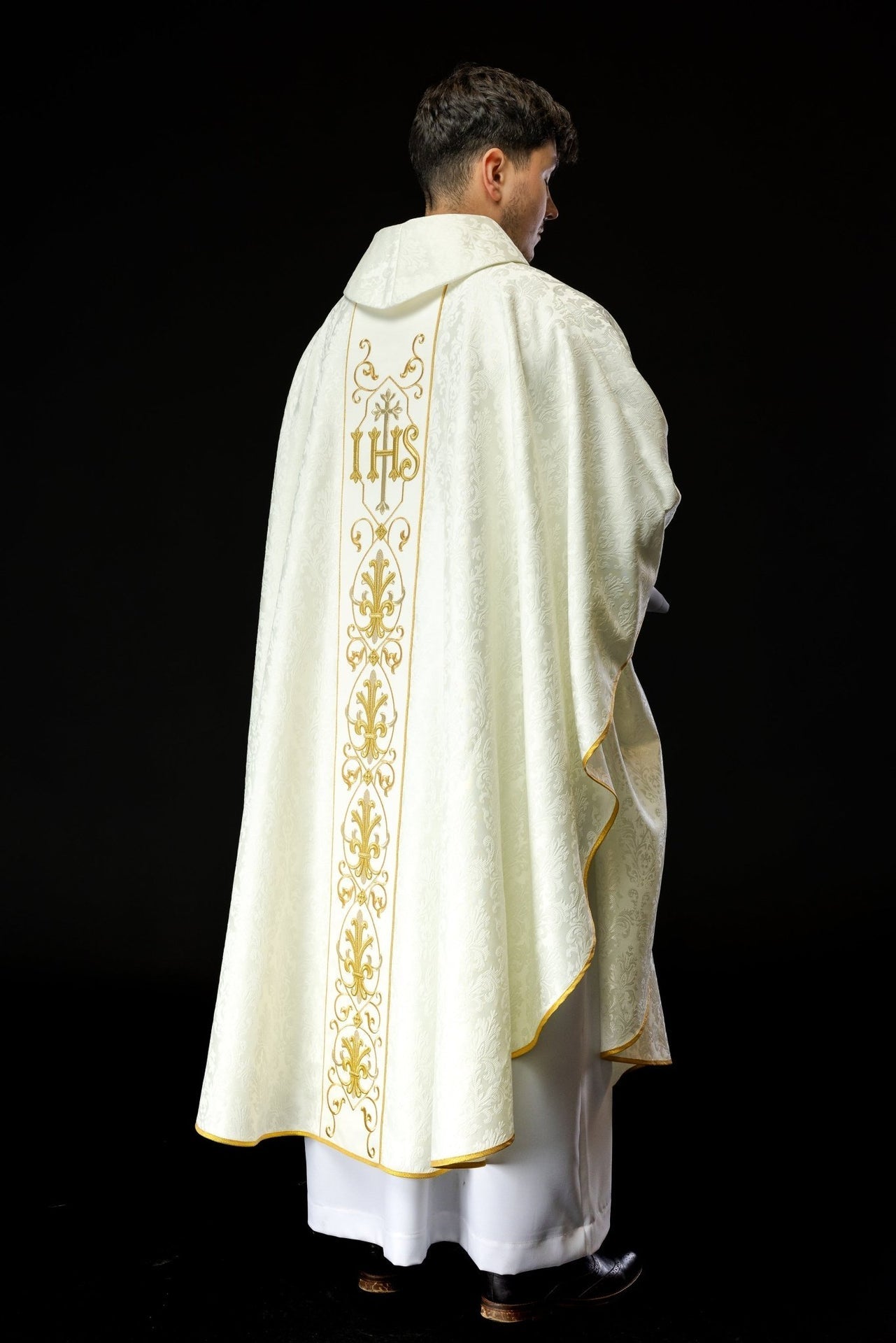 Ornat Ecru z Haftem IHS - Elegancka Szata Liturgiczna z Polski - SZATYLITURGICZNE.PL