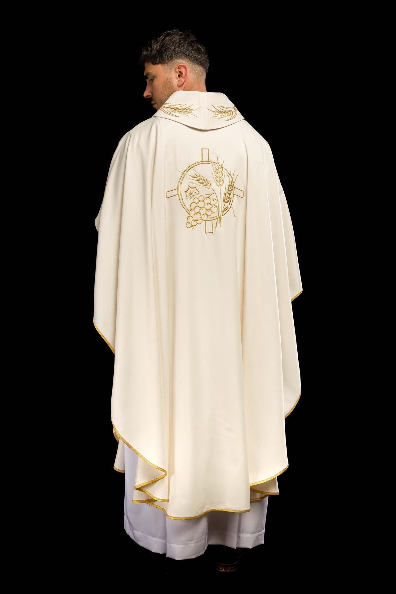 Ornat Ecru z Haftem Krzyża i Kłosów - Elegancki Strój Liturgiczny - SZATYLITURGICZNE.PL