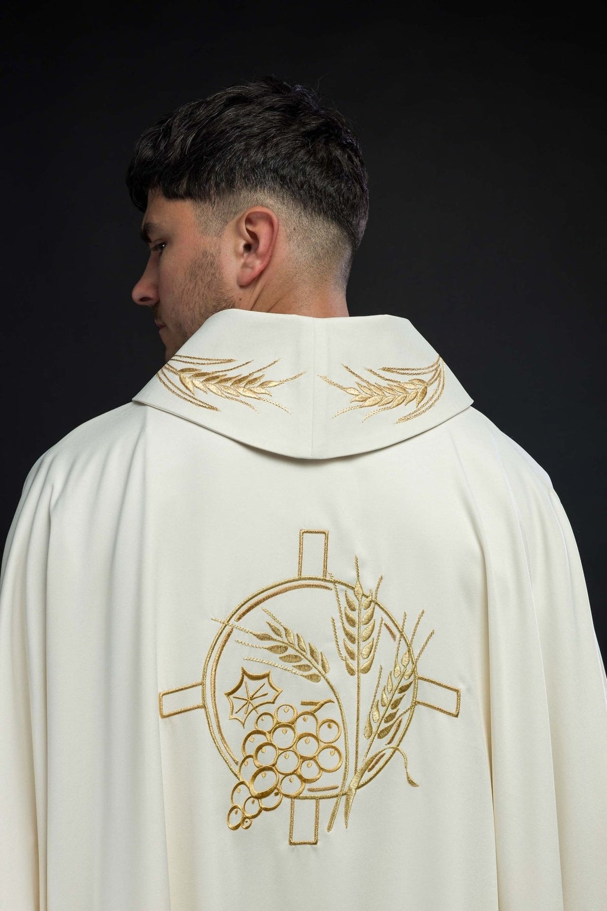Ornat Ecru z Haftem Krzyża i Kłosów - Elegancki Strój Liturgiczny - SZATYLITURGICZNE.PL