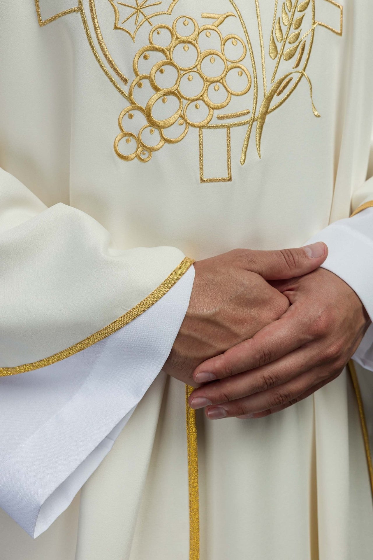 Ornat Ecru z Haftem Krzyża i Kłosów - Elegancki Strój Liturgiczny - SZATYLITURGICZNE.PL
