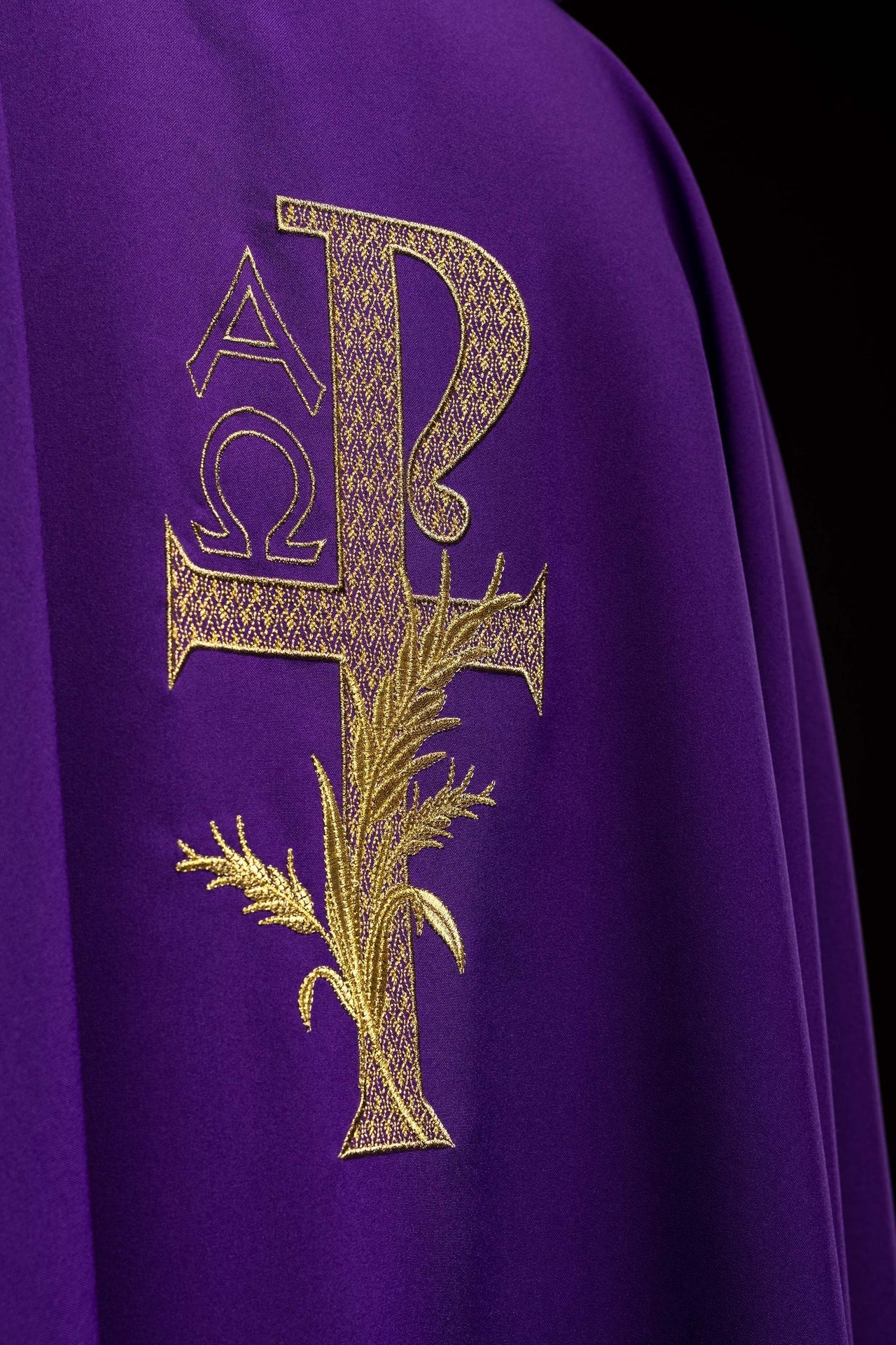 Ornat Fioletowy Alfa i Omega z Szerokim Kołnierzem - Haftowany - SZATYLITURGICZNE.PL