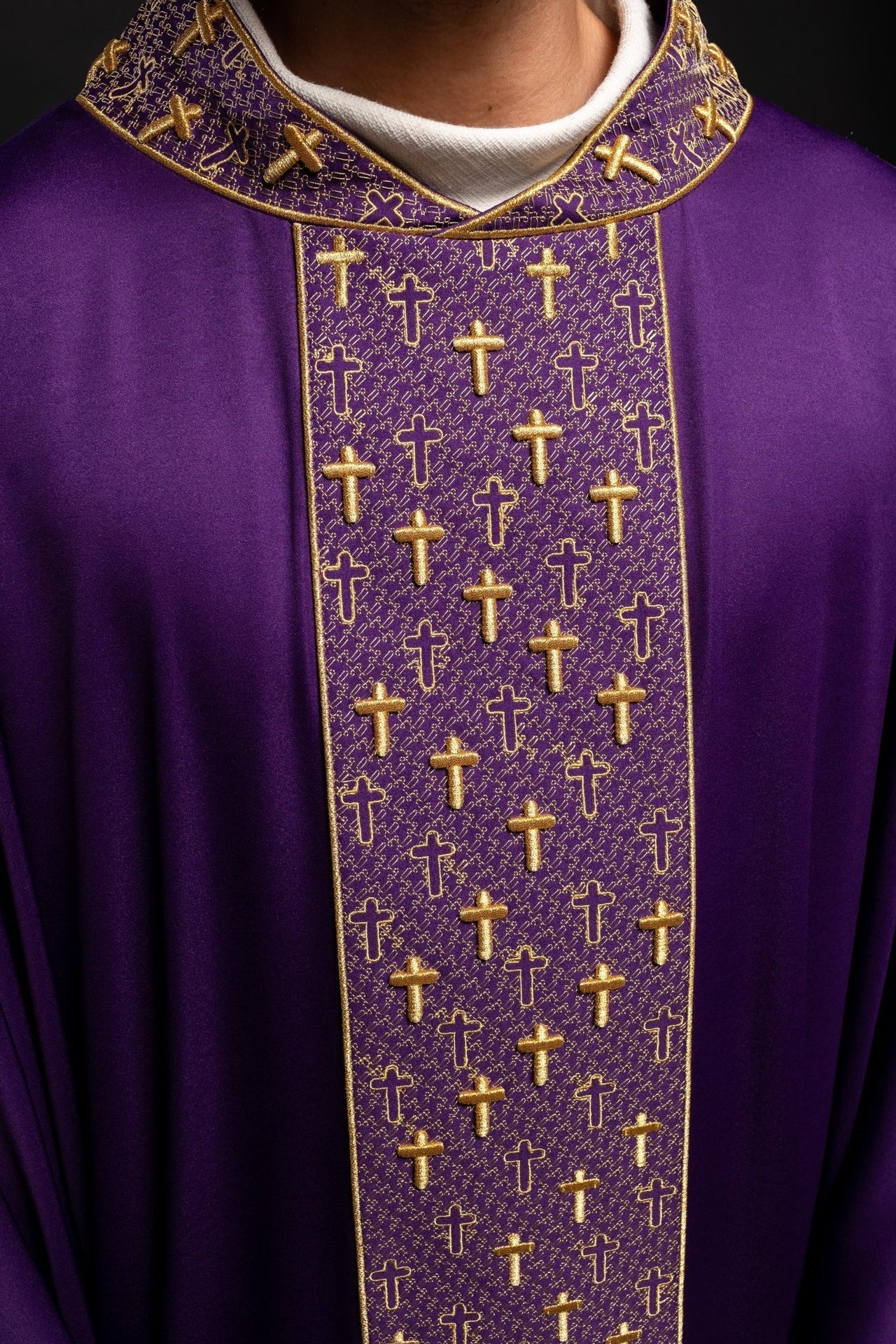 Ornat Fioletowy Haft Krzyże - Elegancka Szata Liturgiczna z Stułą - SZATYLITURGICZNE.PL